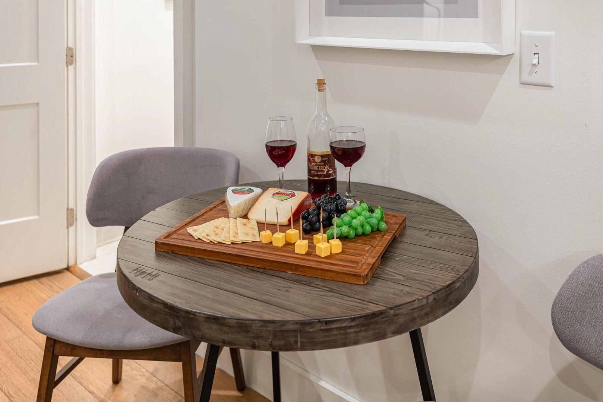 The Saddlery-frequency-2 Units-walk 2 Broadway Holiday home *