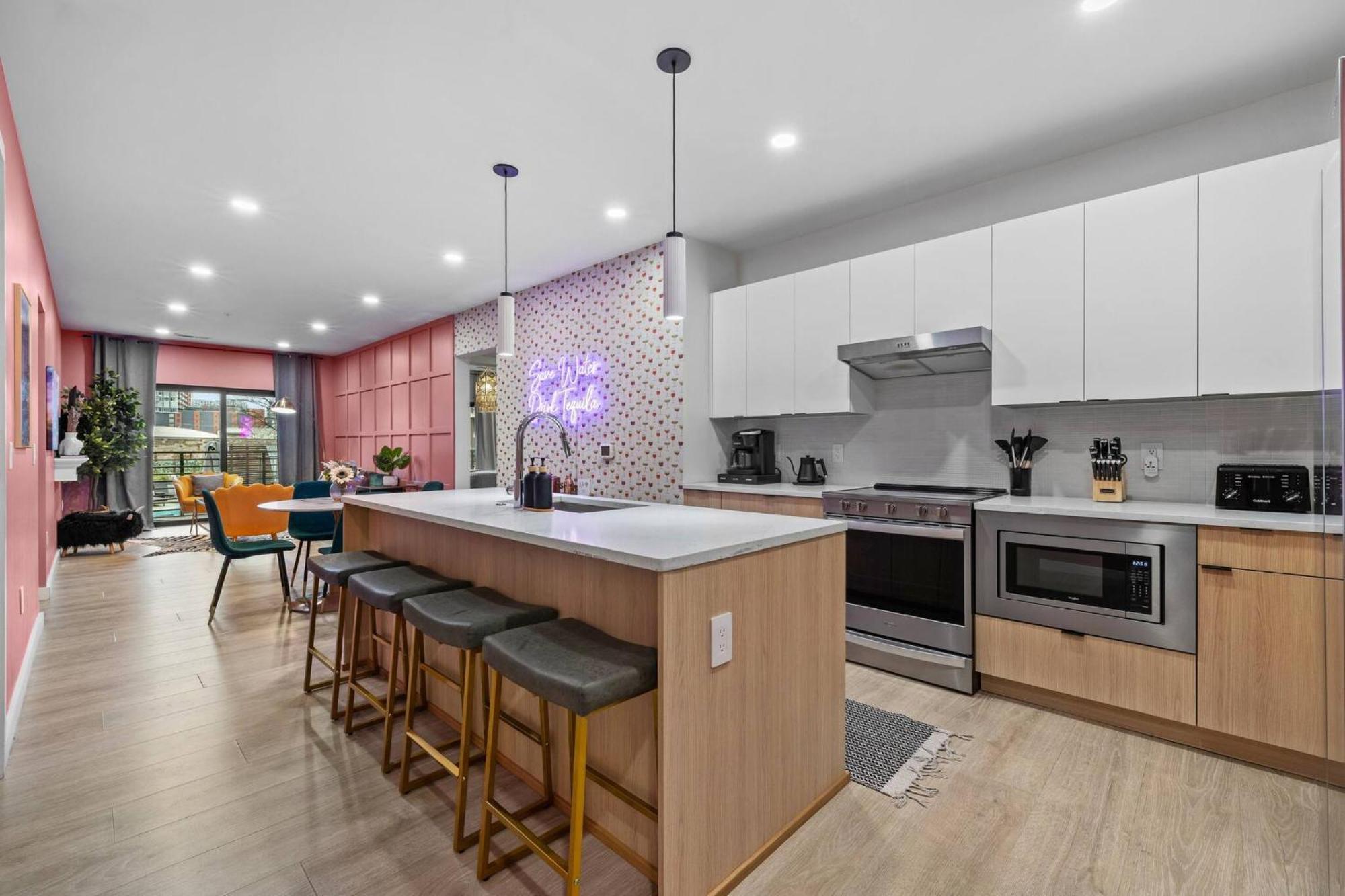 Apartment Walk To Broadway- Pool & Cabanas-luxury Nashville