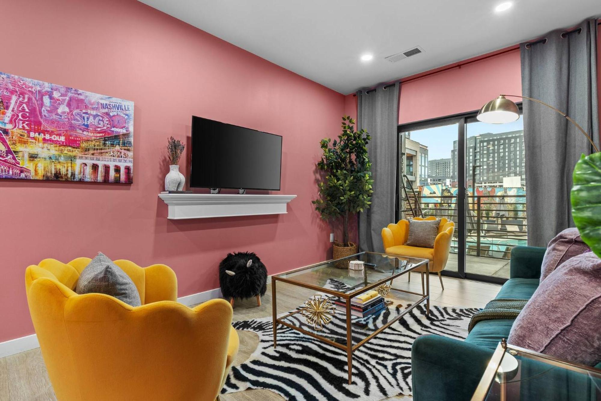 Apartment Walk To Broadway- Pool & Cabanas-luxury Nashville