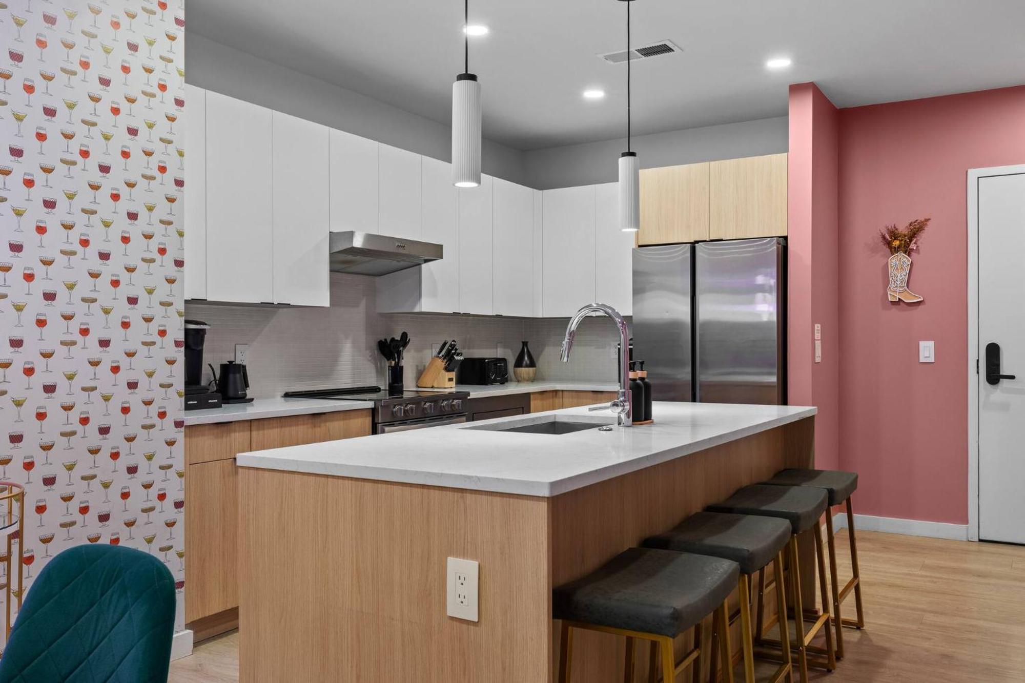 Walk To Broadway- Pool & Cabanas-luxury Apartment