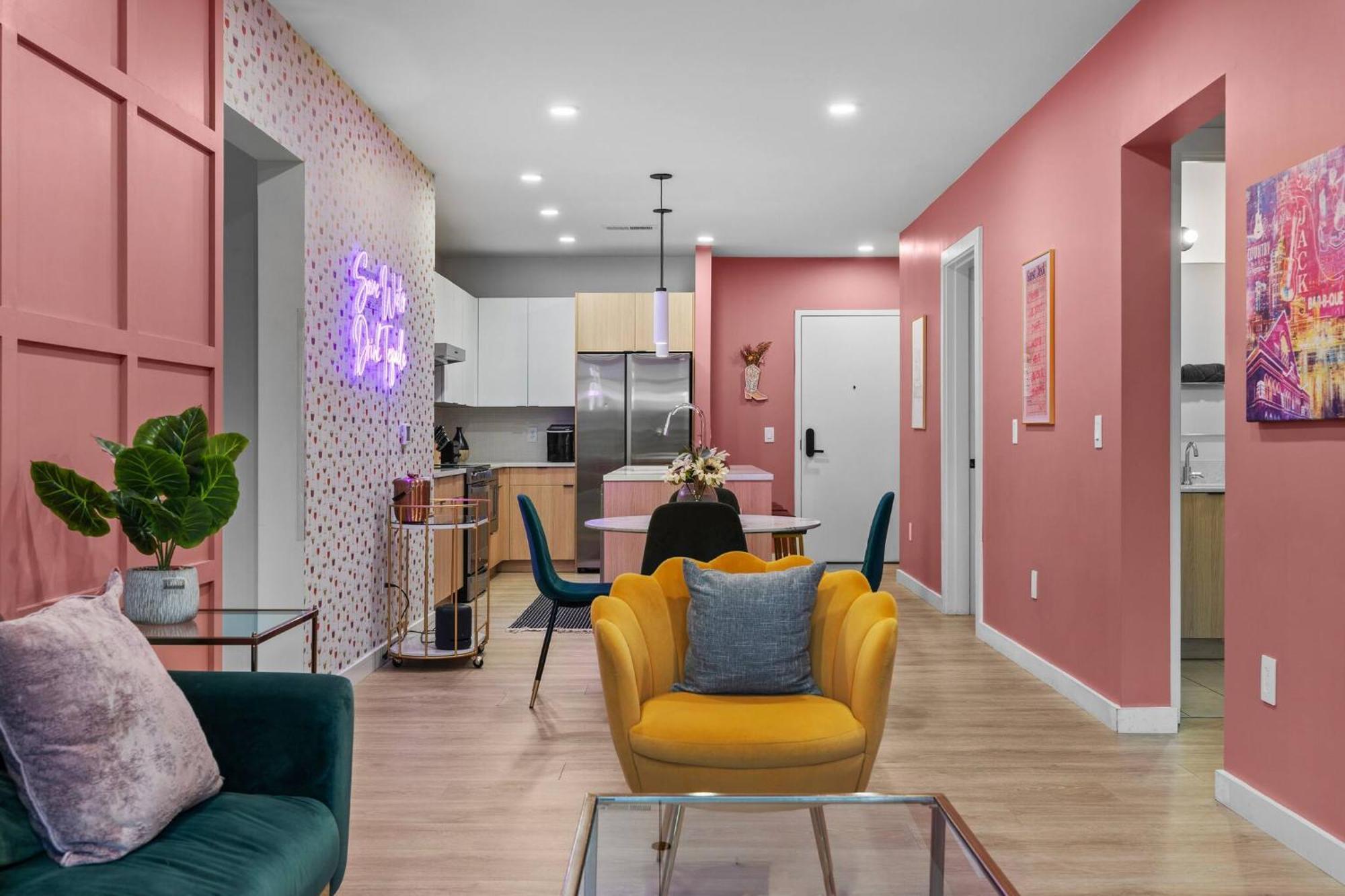 Walk To Broadway- Pool & Cabanas-luxury Apartment *