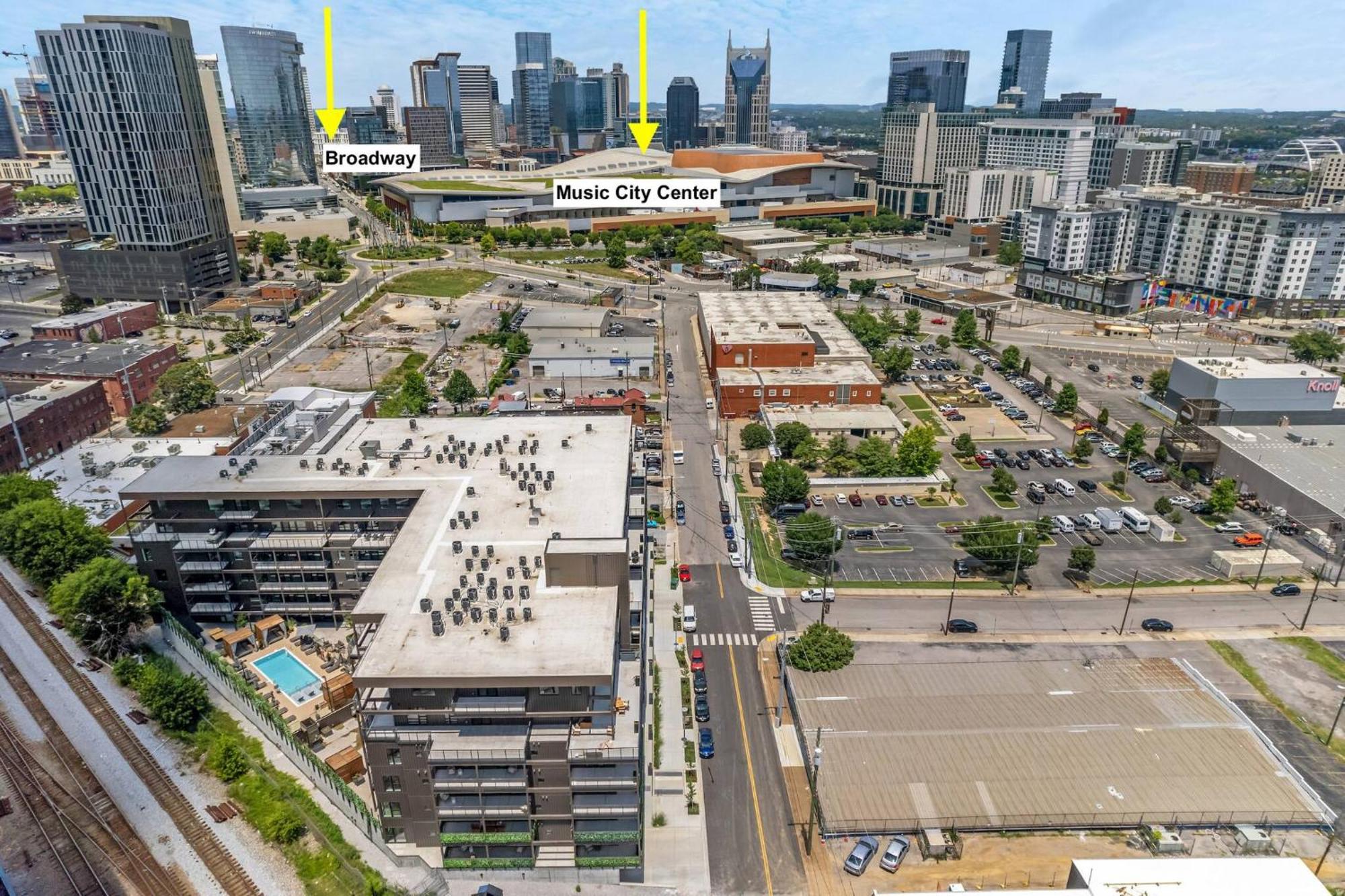 Walk To Broadway- Pool & Cabanas-luxury Apartment