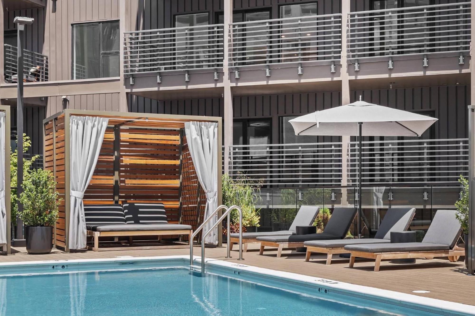 Walk To Broadway- Pool & Cabanas-luxury Apartment Nashville