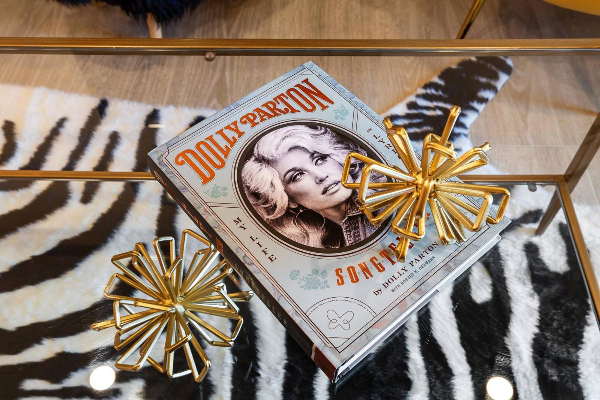 Apartment Walk To Broadway- Pool & Cabanas-luxury *