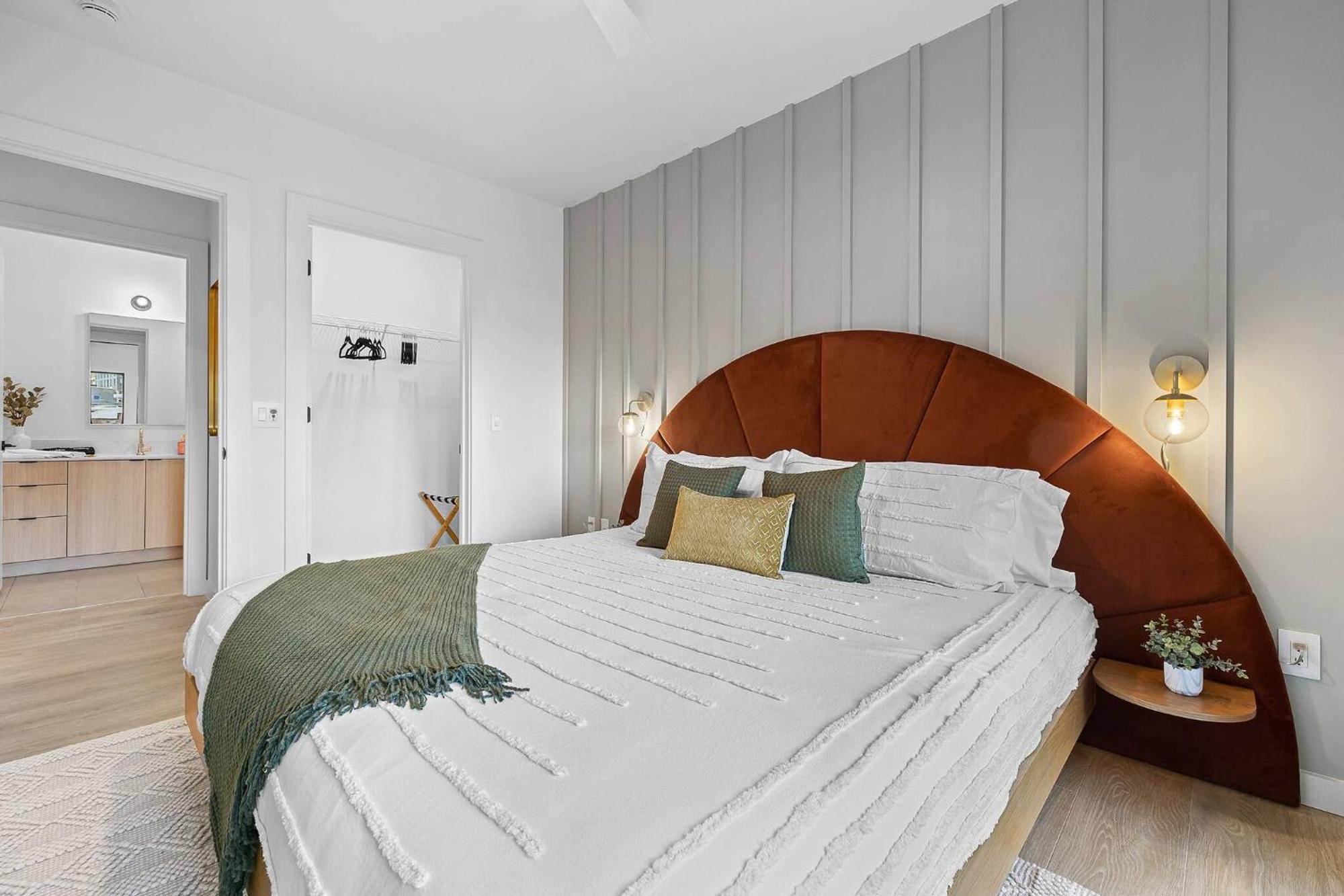 Apartment Walk To Broadway- Pool & Cabanas-luxury *