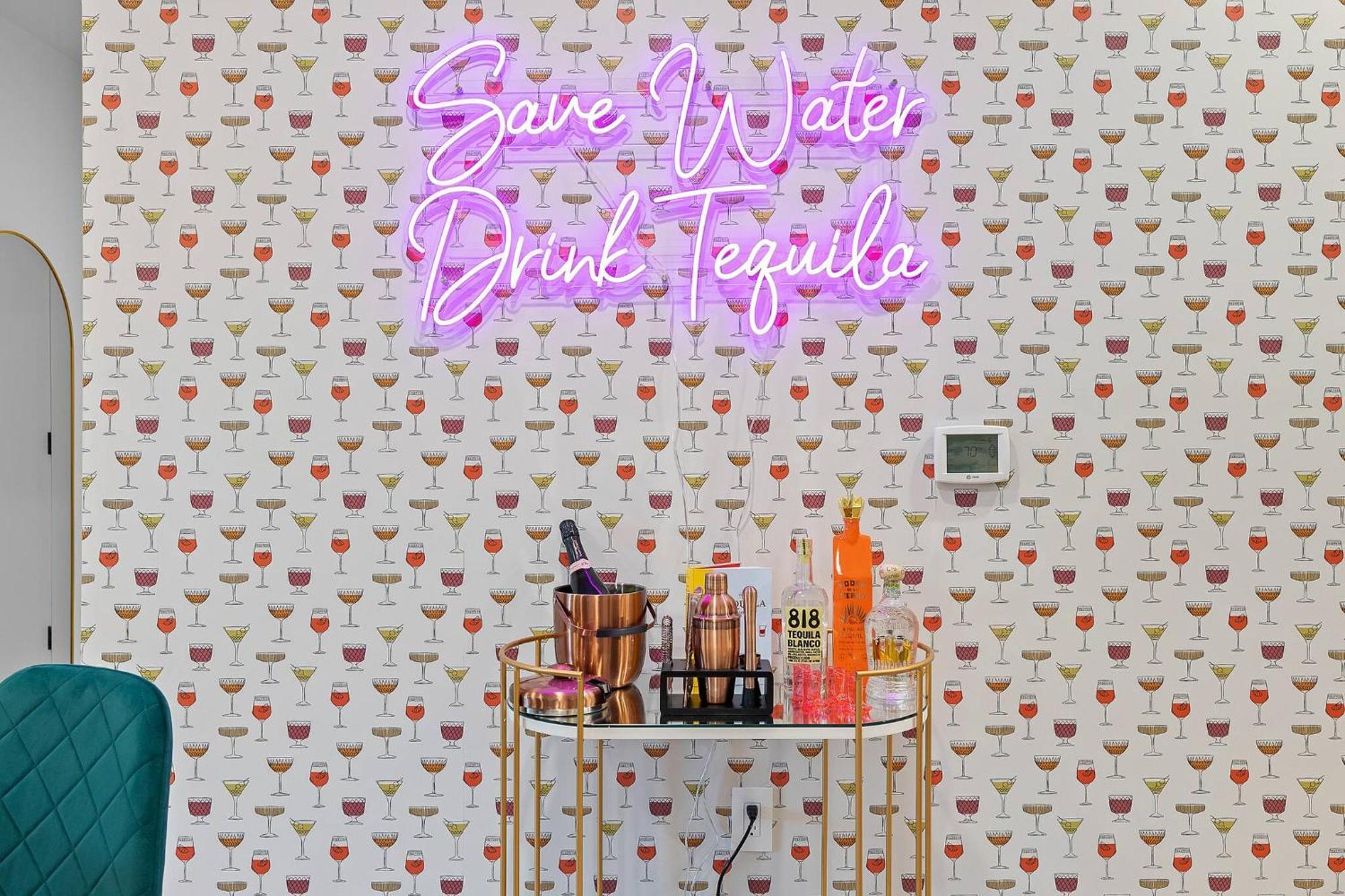 Walk To Broadway- Pool & Cabanas-luxury Apartment Nashville