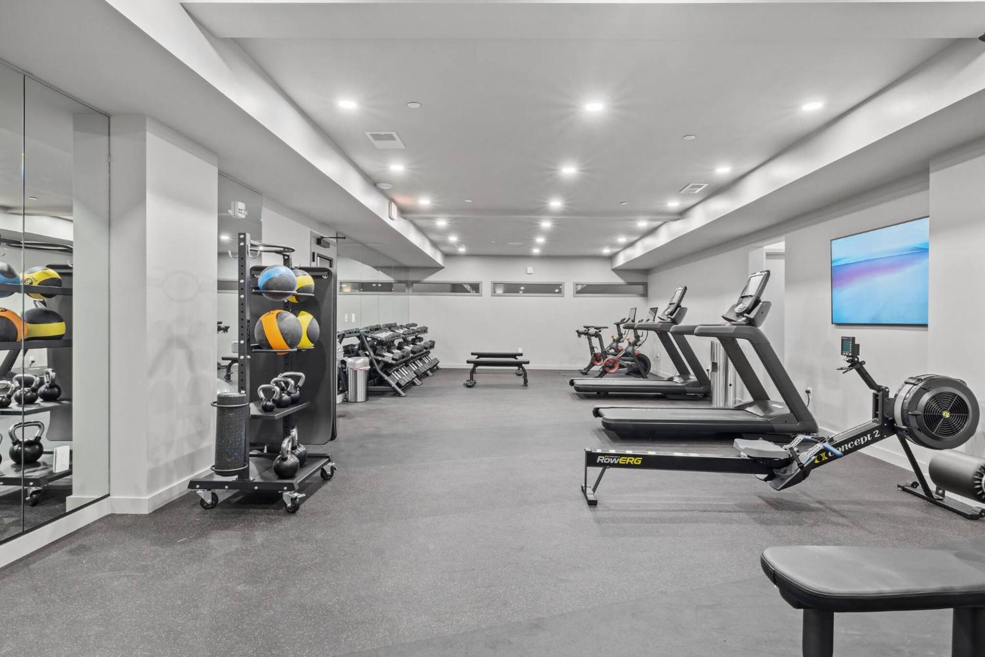 Walk To Broadway- Pool & Cabanas-luxury Apartment *