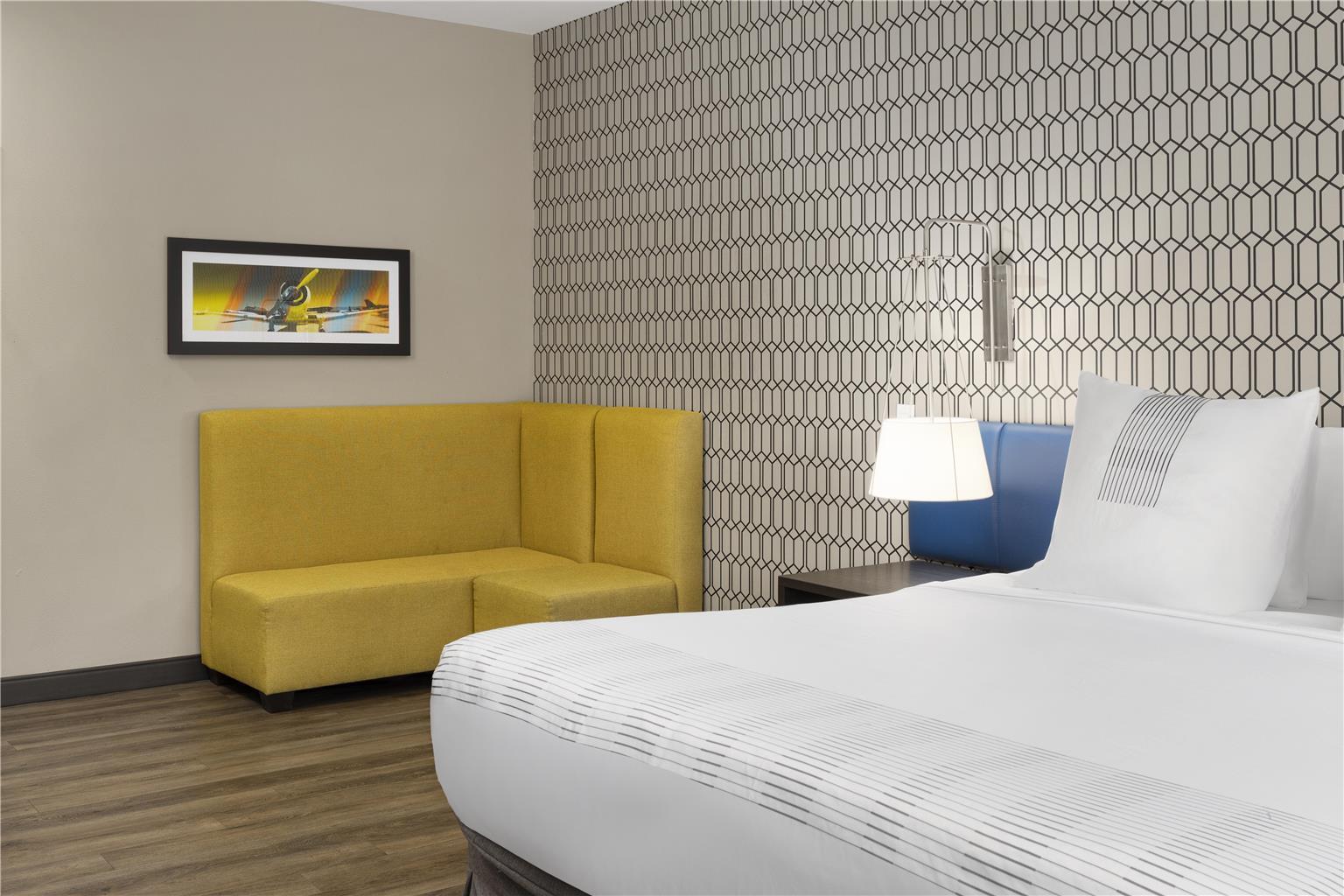 Hotel Glo Western Airport