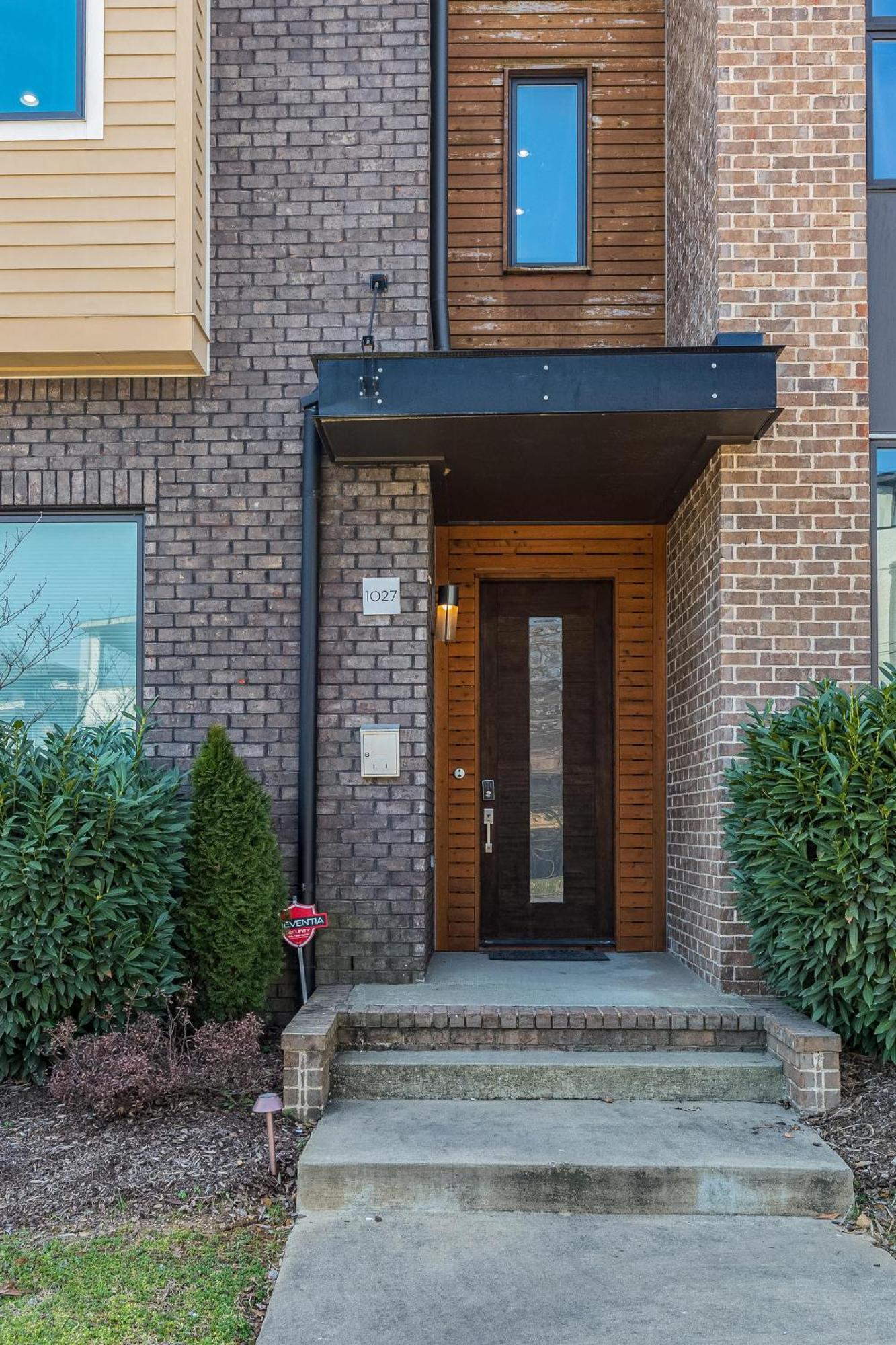 Stylish 4 Bed With Rooftop, Garage Near Hot Spots Less Than 5 Mins To Belmont, 10 Mins To Broadway, 24 Hour Hospitality Team, Perfect For Groups, Available For Long Term Holiday home