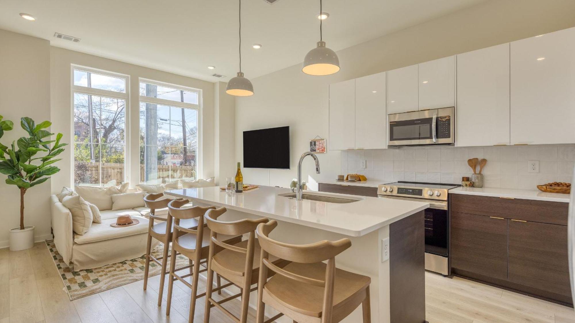 Sleeps 16 2 Modern Townhomes Minutes To Broadway Lischey 98 Degrees By Avantstay Holiday home *