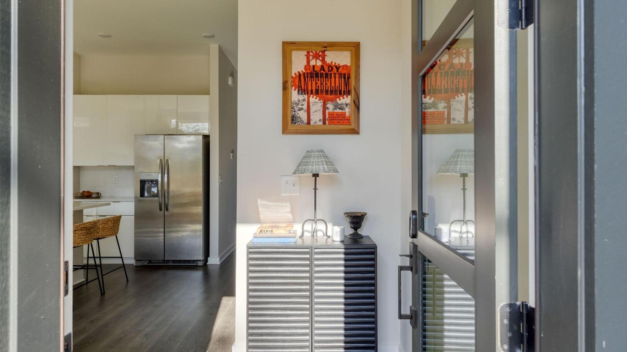 Sleeps 16 2 Modern Townhomes Minutes To Broadway Lischey 98 Degrees By Avantstay Holiday home *