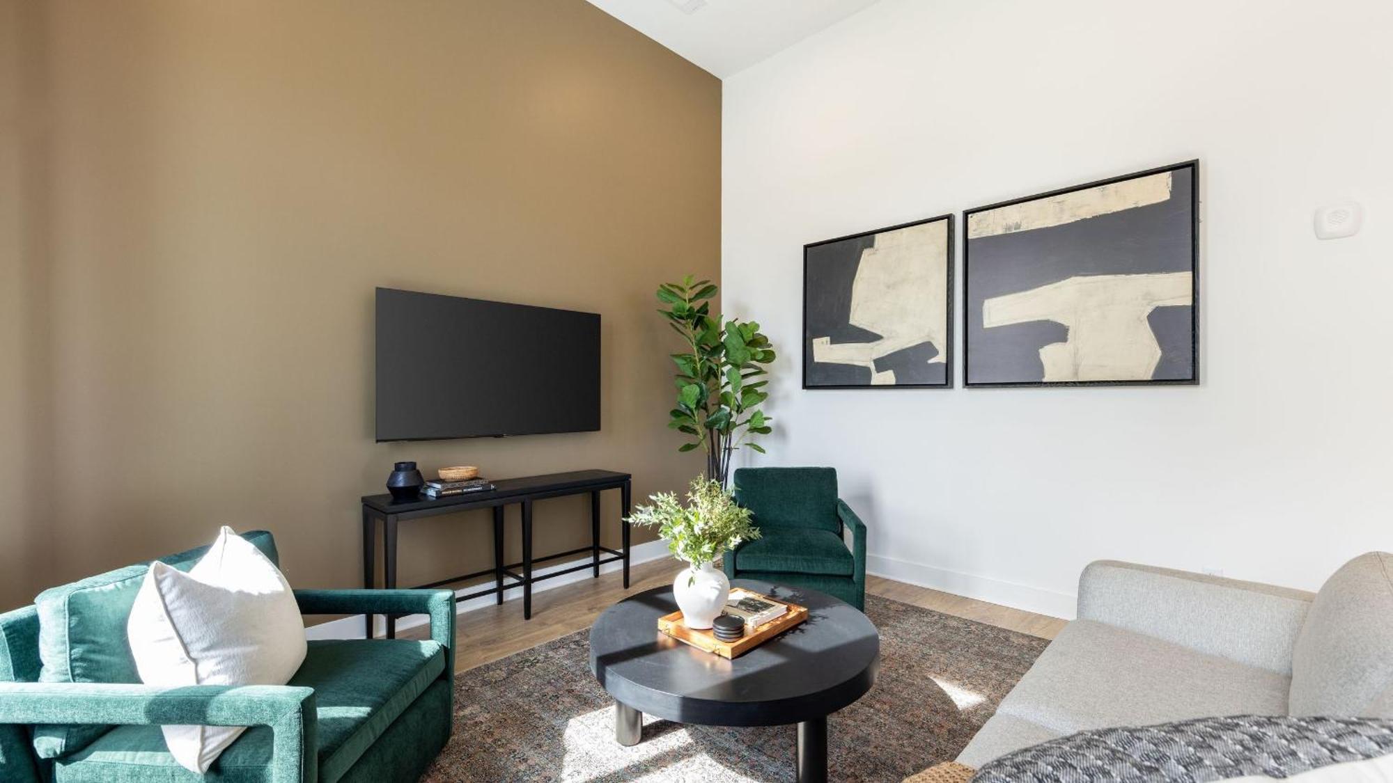 Holiday home New Build Sleeps 12 2 Modern Design Near Downtown *