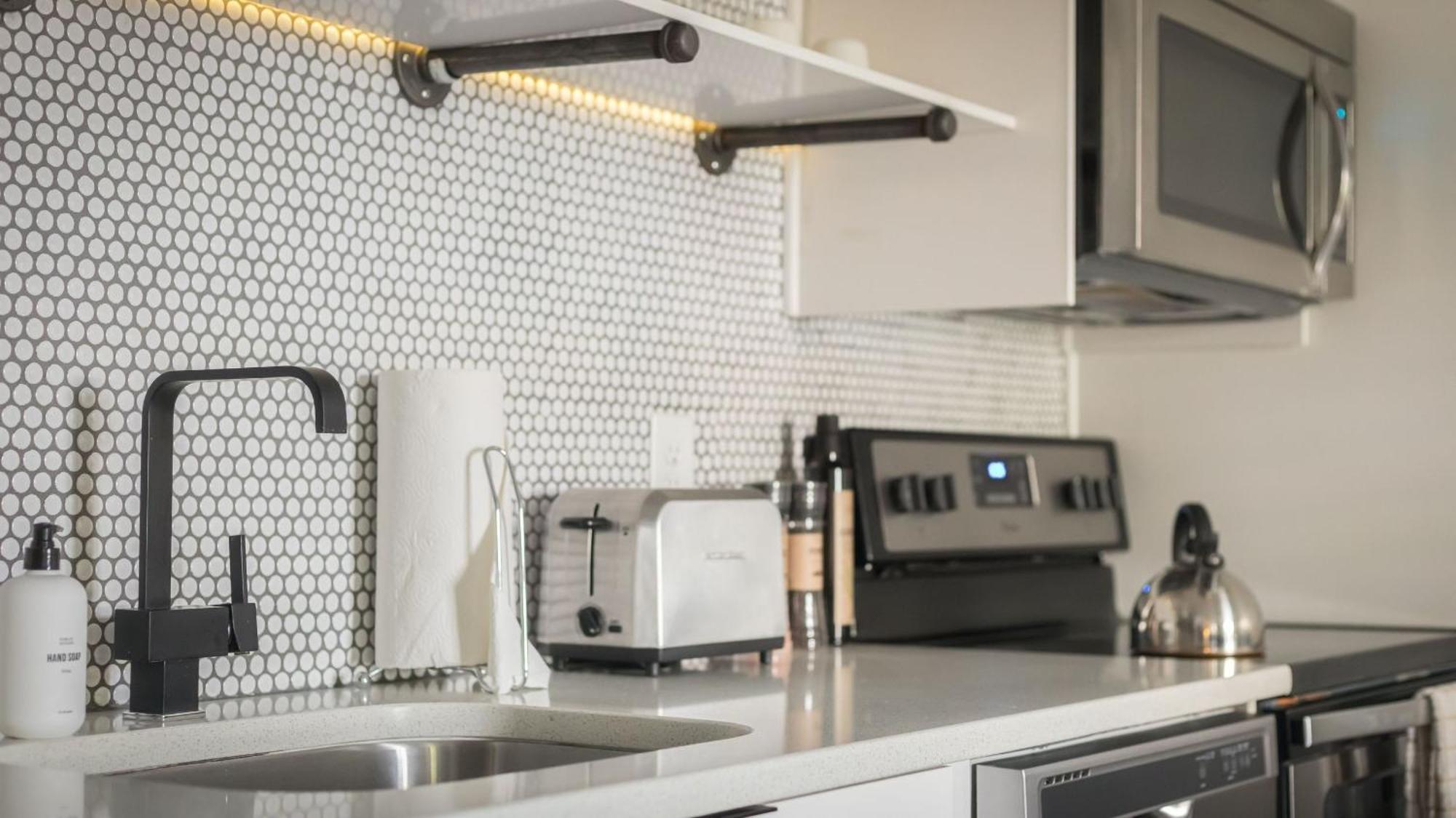 Sleeps 8 Walkable Sobro W Local Art Vibes - By Avantstay *