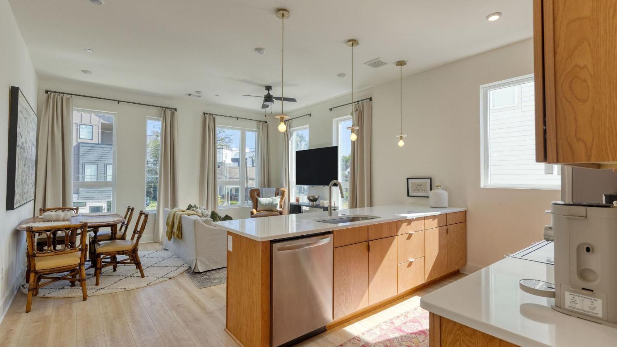 Modern Getaway Minutes From Downtown Five Points Hearth And Hideout By Avantstay Holiday home *