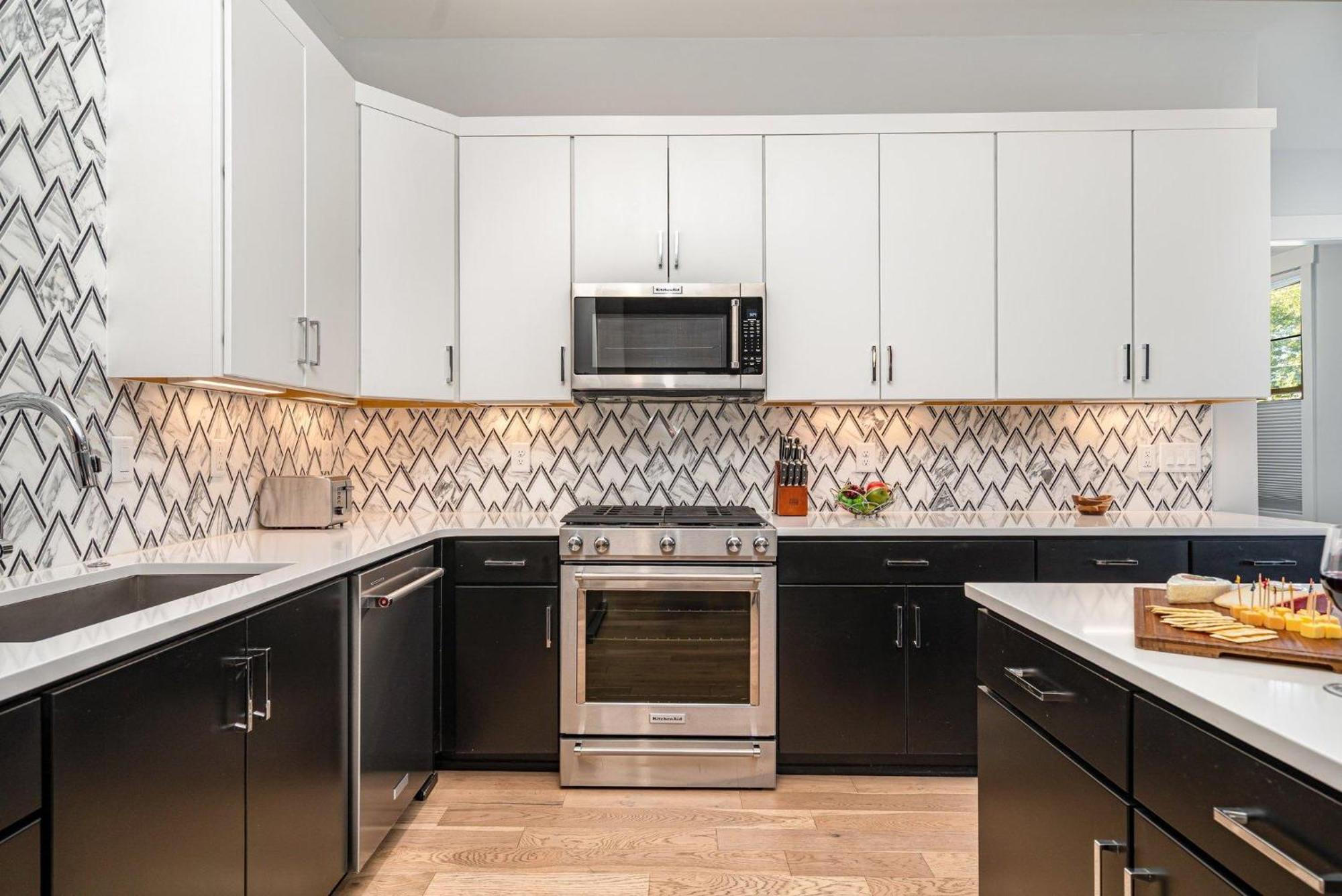 Holiday home The Acklen-private Balcony-4 Mins To Broadway