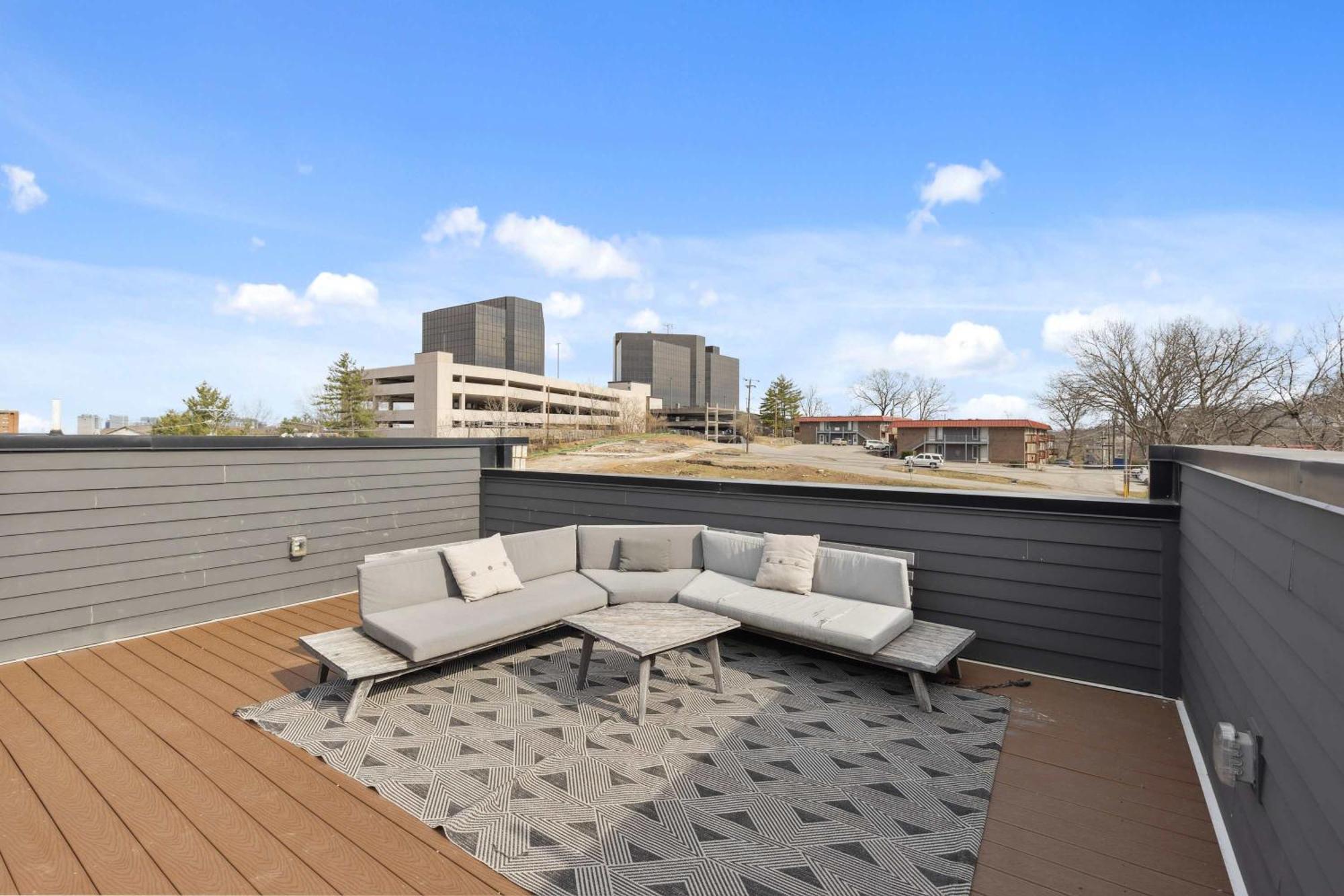 Holiday home West End Oasis-new Building & Rooftop Views