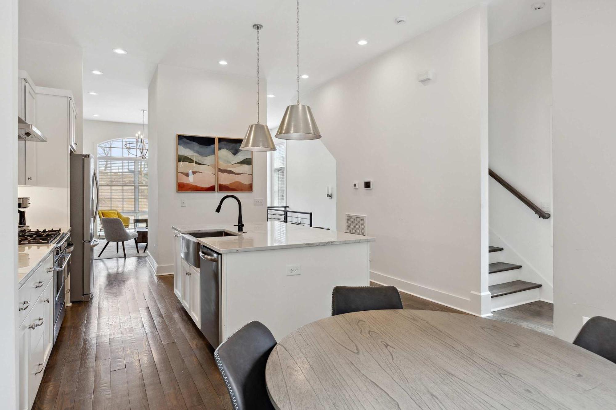 Holiday home West End Oasis-new Building & Rooftop Views *