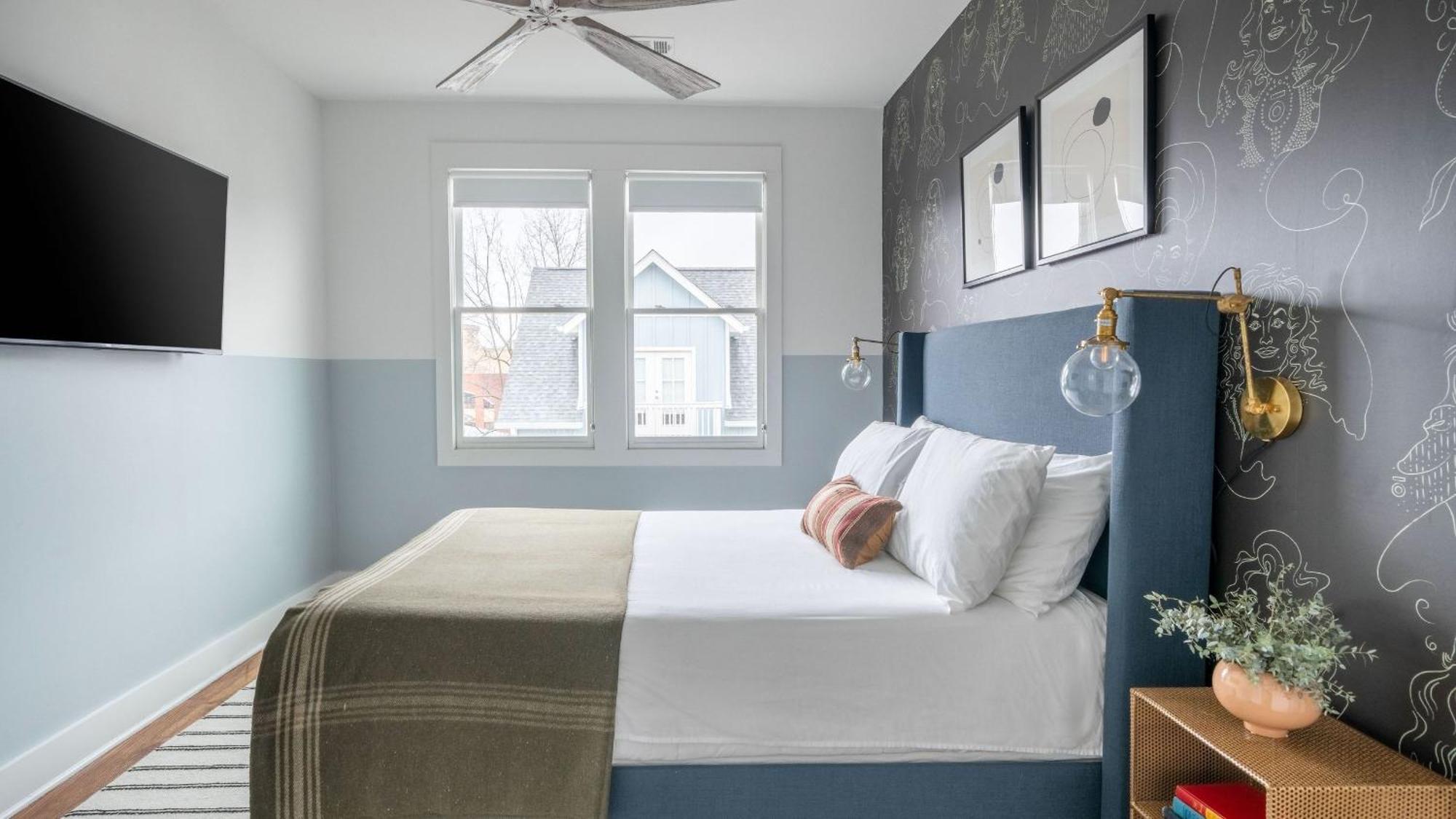 Sleeps 24 2 Homes Minutes To Downtownbroadway Faith Barbara By Avantstay Holiday home
