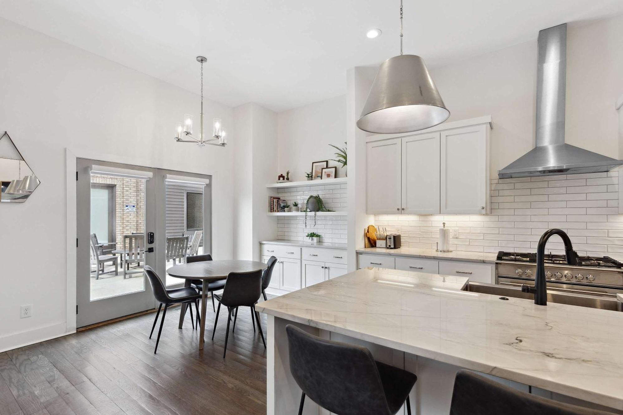 Holiday home West End Oasis-new Building & Rooftop Views