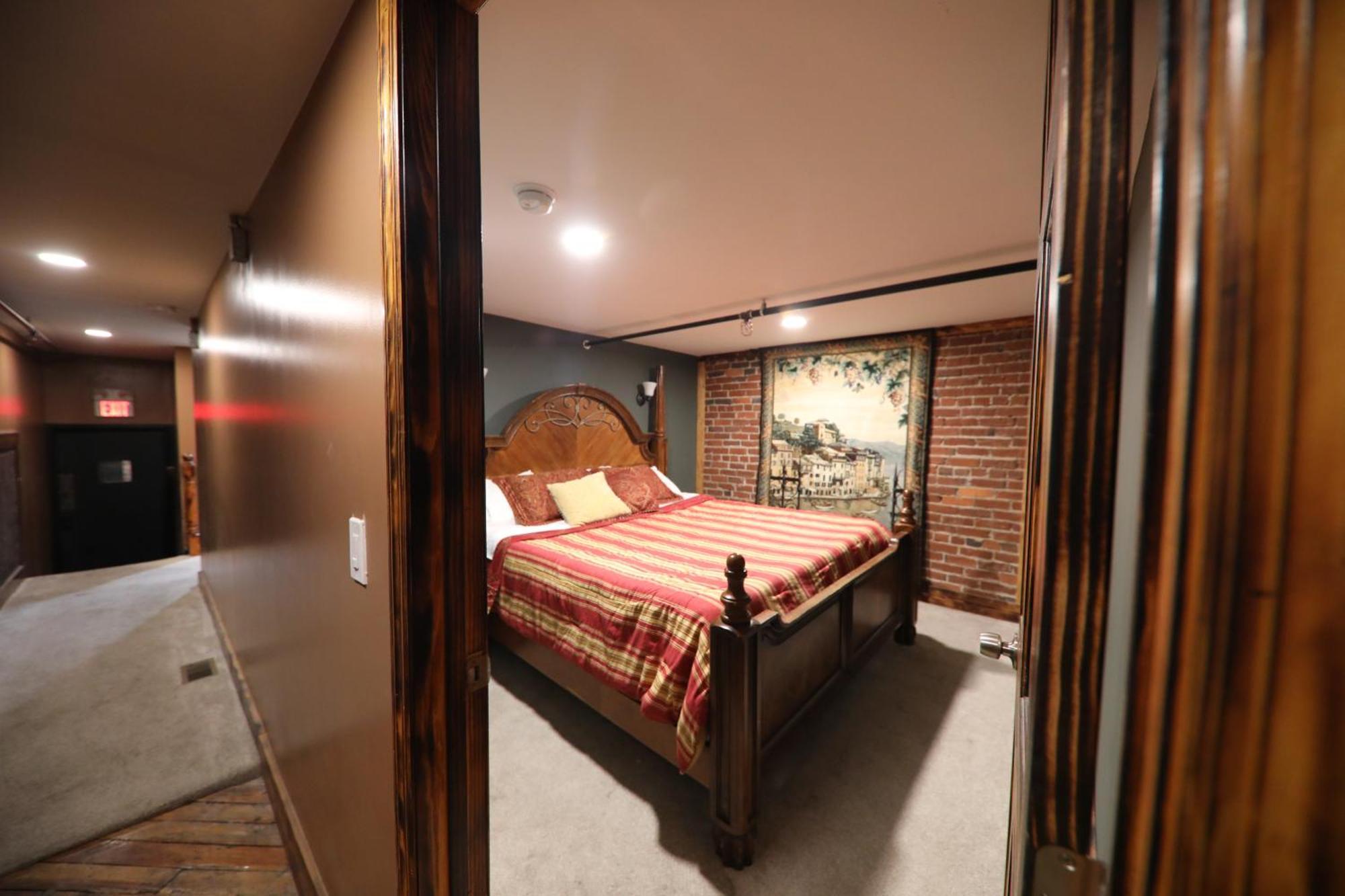 Rockstar Mansion By Broadway Holiday home *