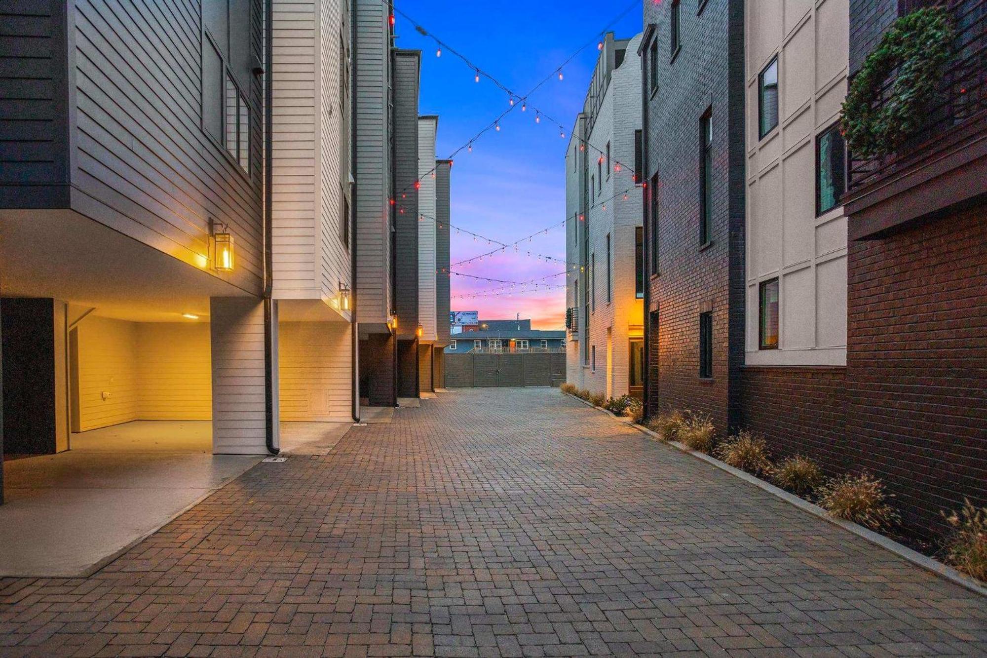 Holiday home Luxury House In With Rooftop Deck