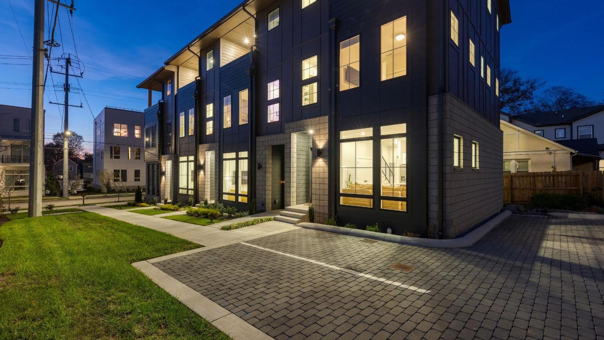 Holiday home Sleeps 16 2 Modern Townhomes Minutes To Broadway Lischey 98 Degrees By Avantstay Nashville