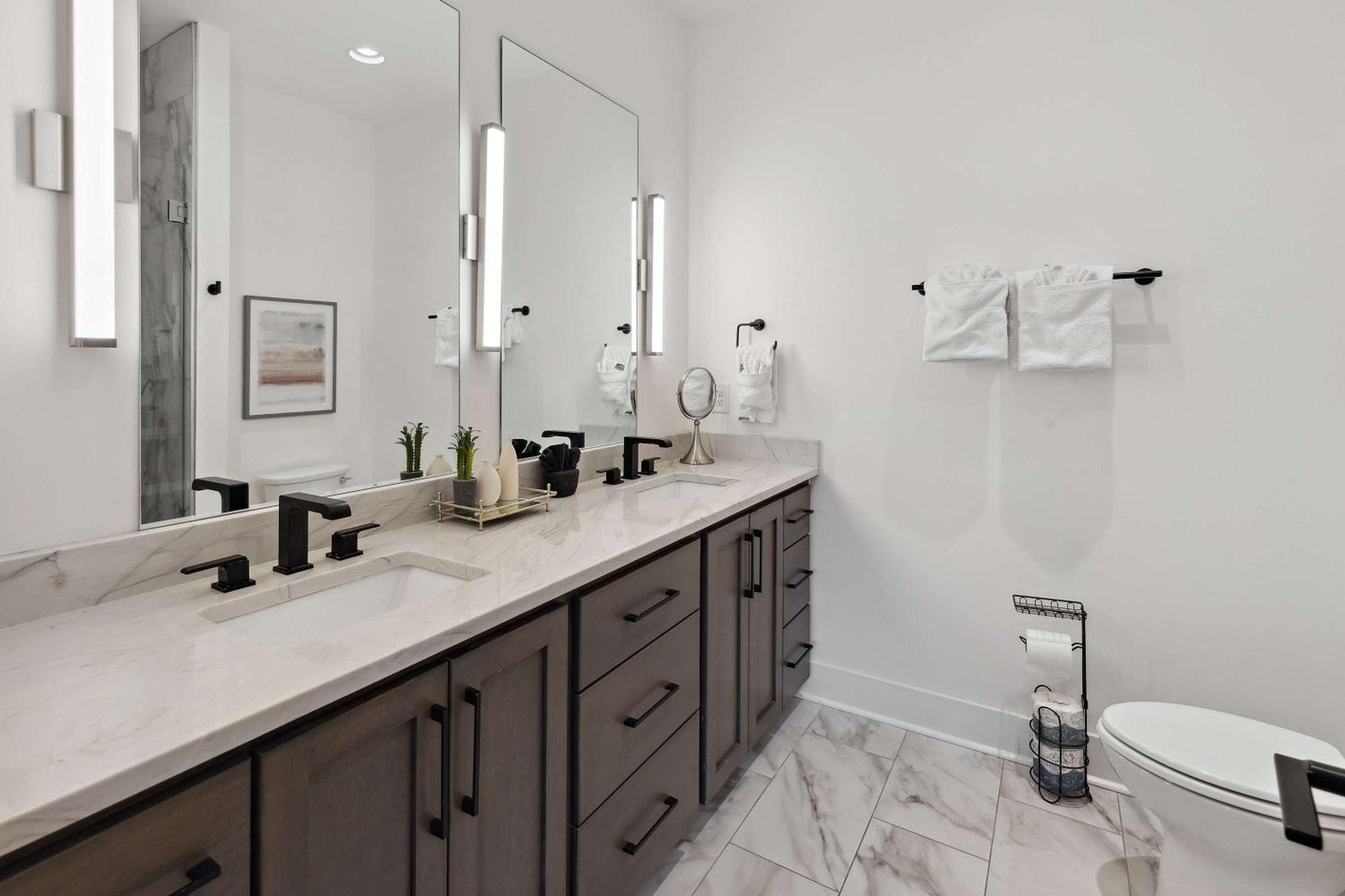 Holiday home West End Oasis-new Building & Rooftop Views *