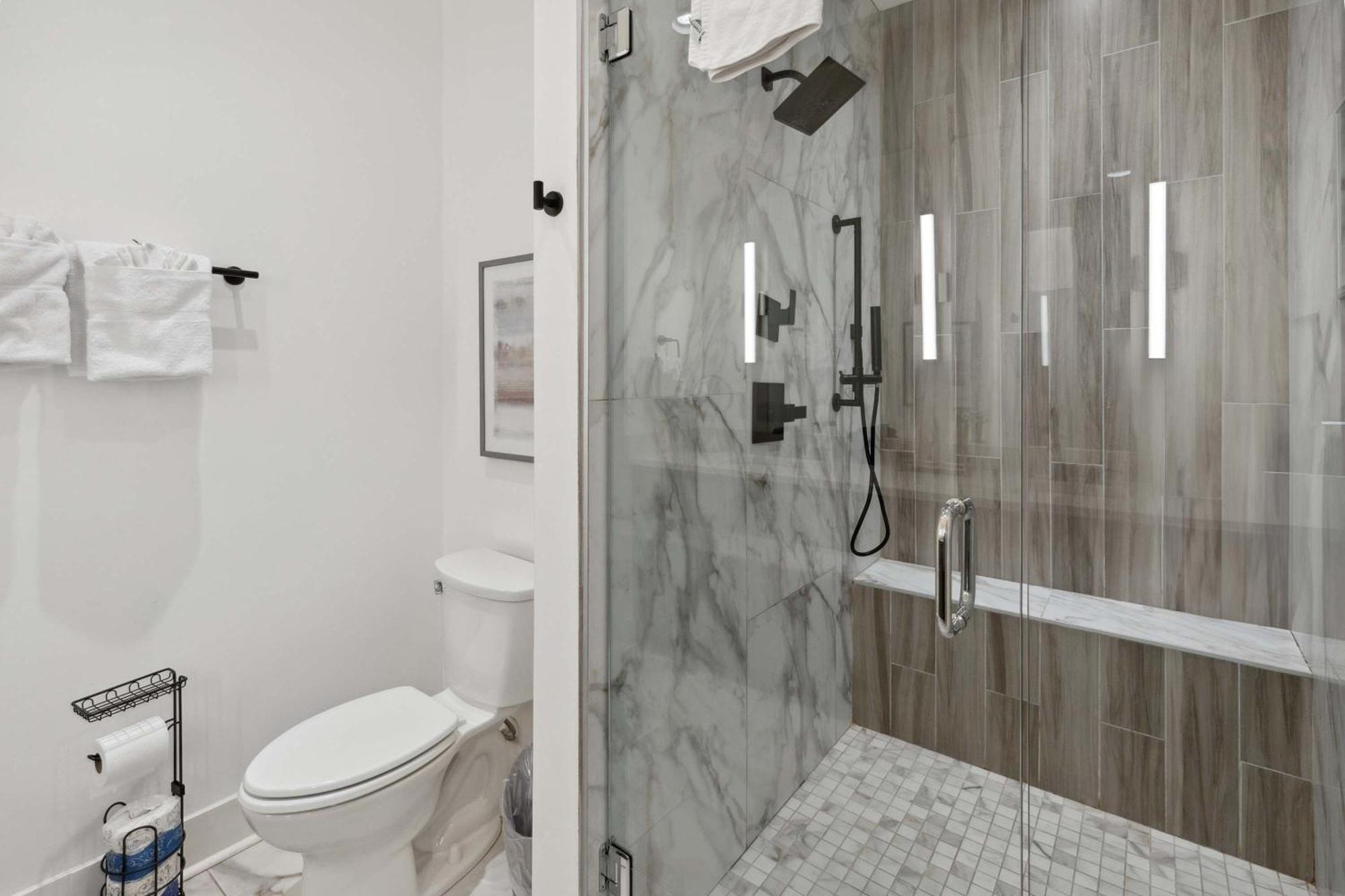 West End Oasis-new Building & Rooftop Views Holiday home *