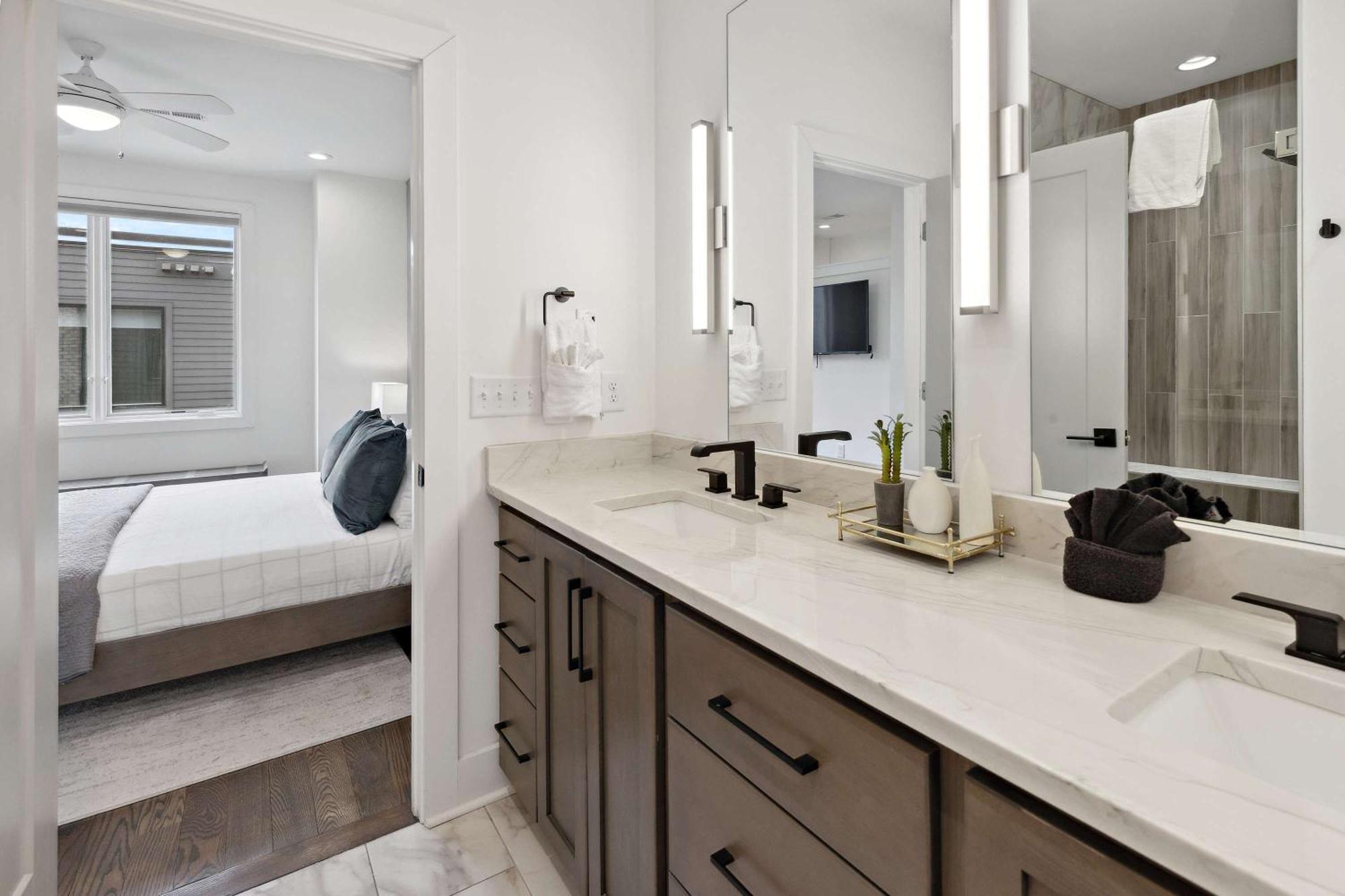 West End Oasis-new Building & Rooftop Views Holiday home Nashville