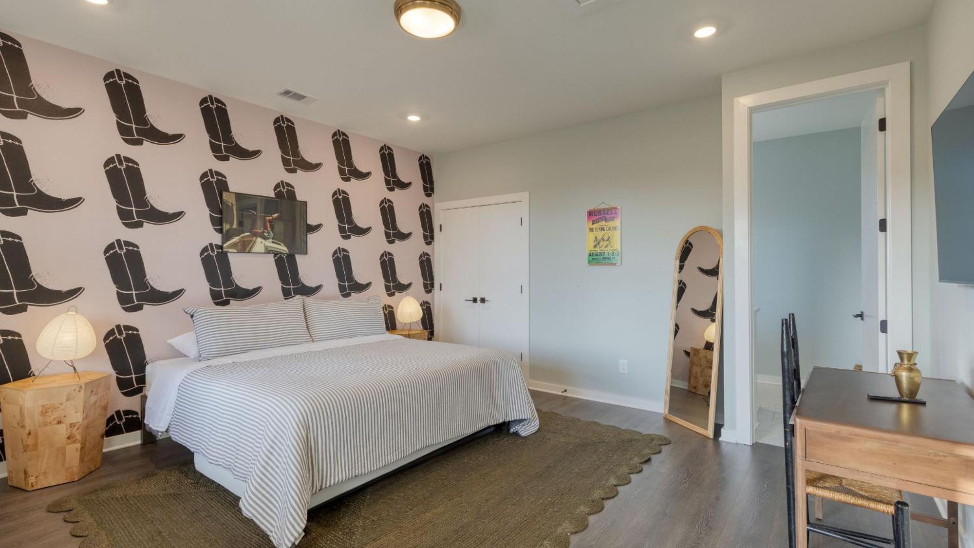 Holiday home Minutes To Broadway Chic Newly Built 4bdr W Balcony 98 Degrees By Avantstay *