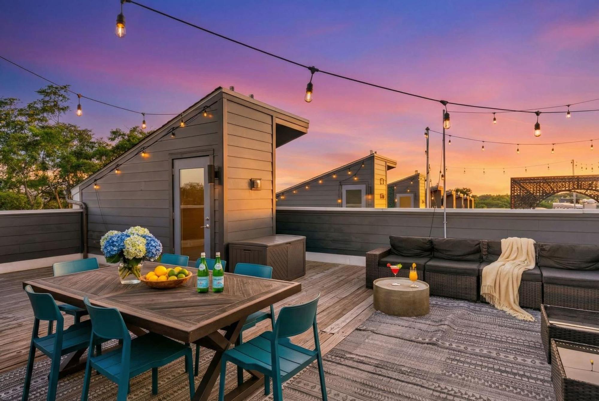Rooftop Deck 2 Car Garage Near Downtown Holiday home