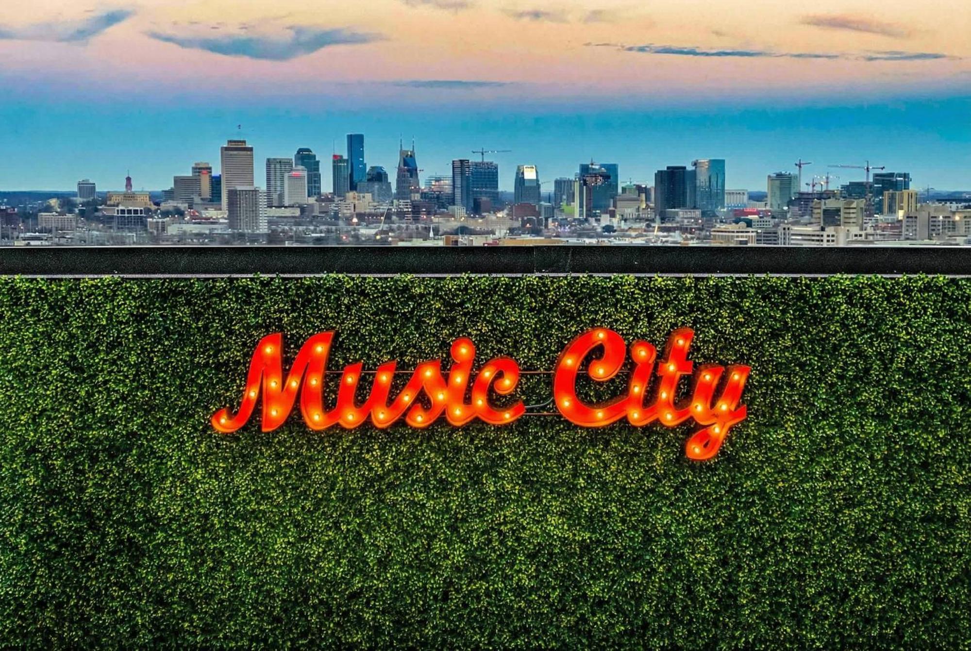 Holiday home Rooftop Downtown Views - Bluebird Karaoke