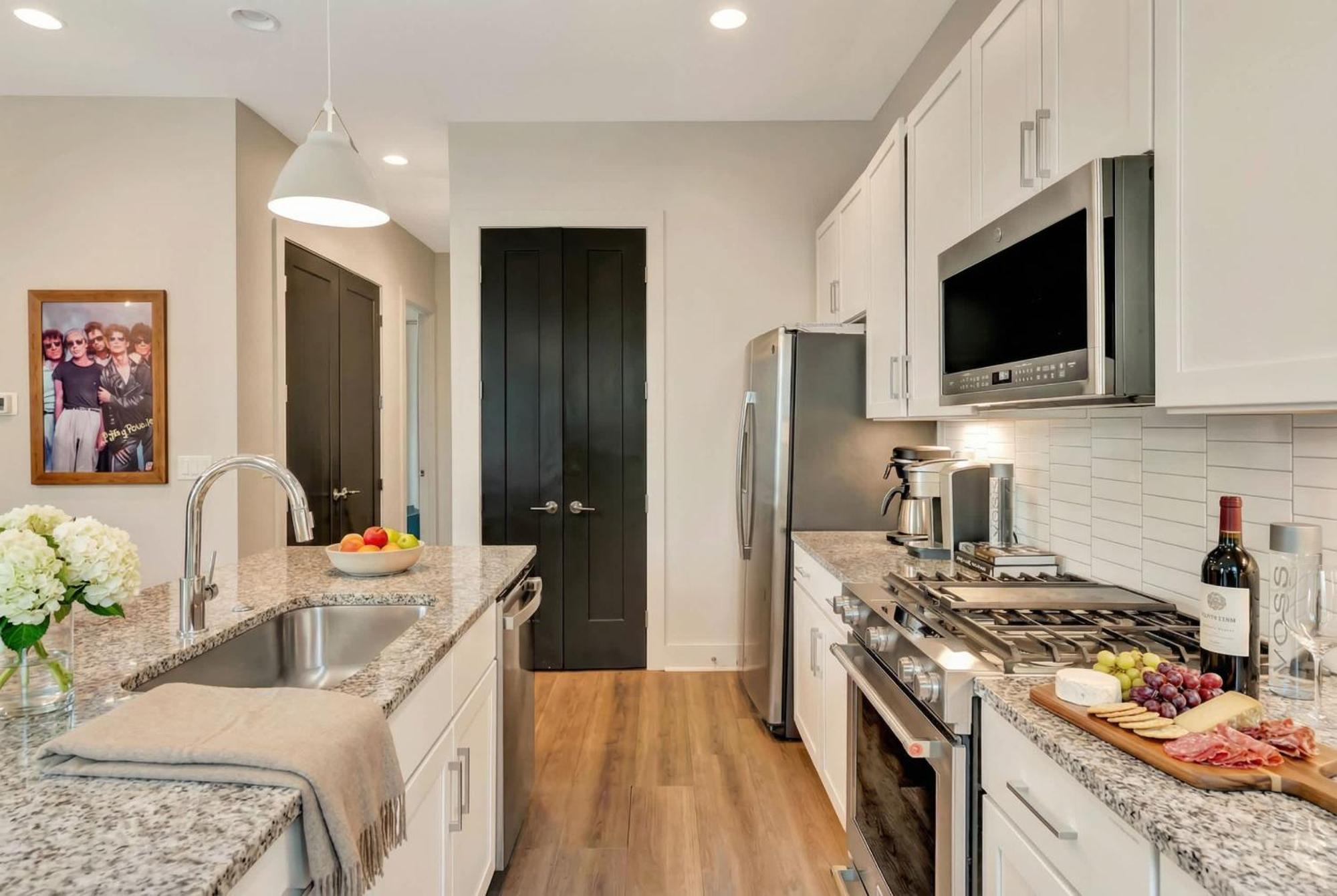 Rooftop Deck 2 Car Garage Near Downtown *