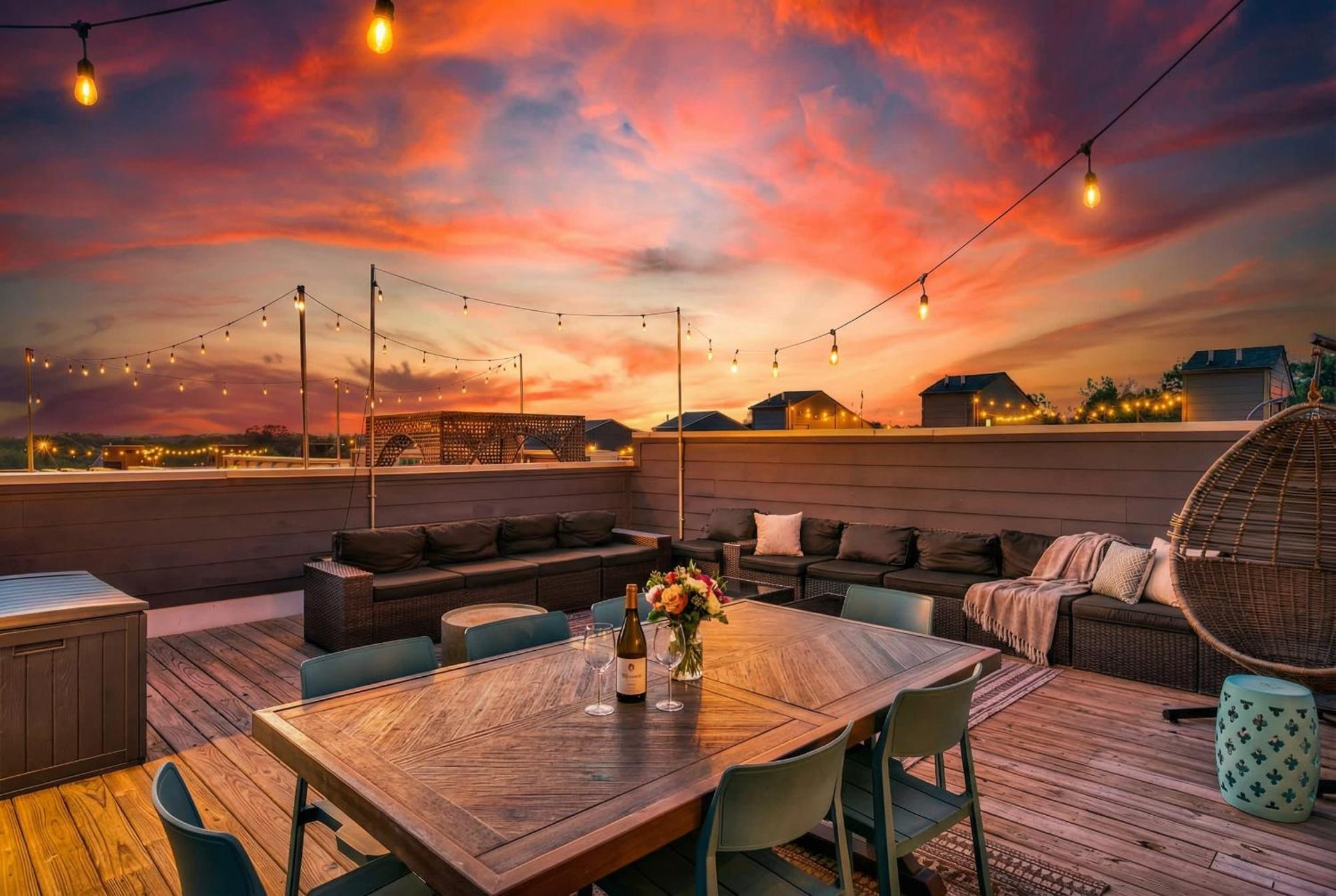 Holiday home Rooftop Deck 2 Car Garage Near Downtown