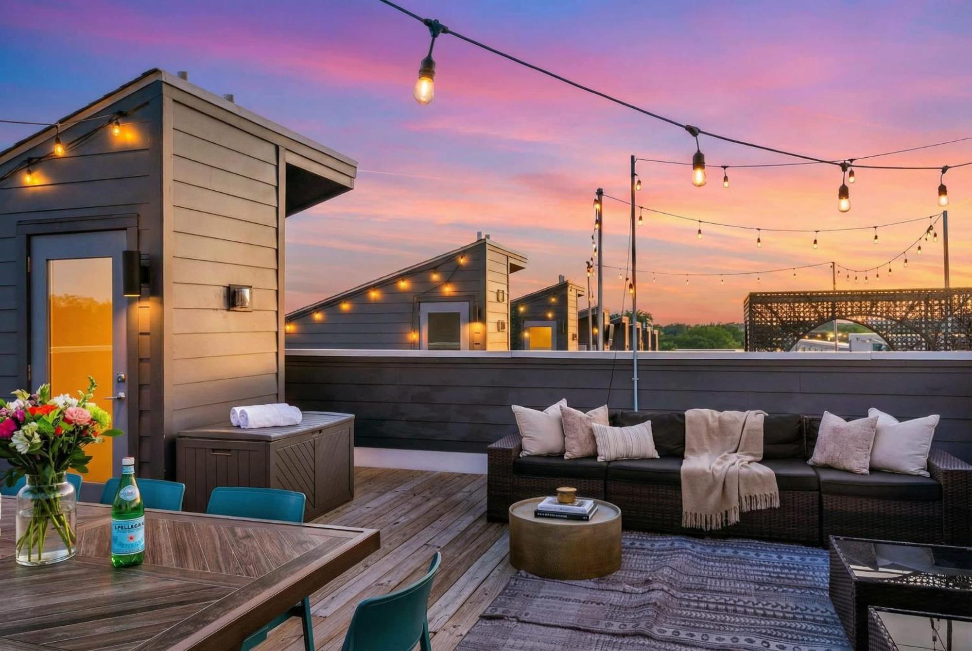 Rooftop Deck 2 Car Garage Near Downtown *