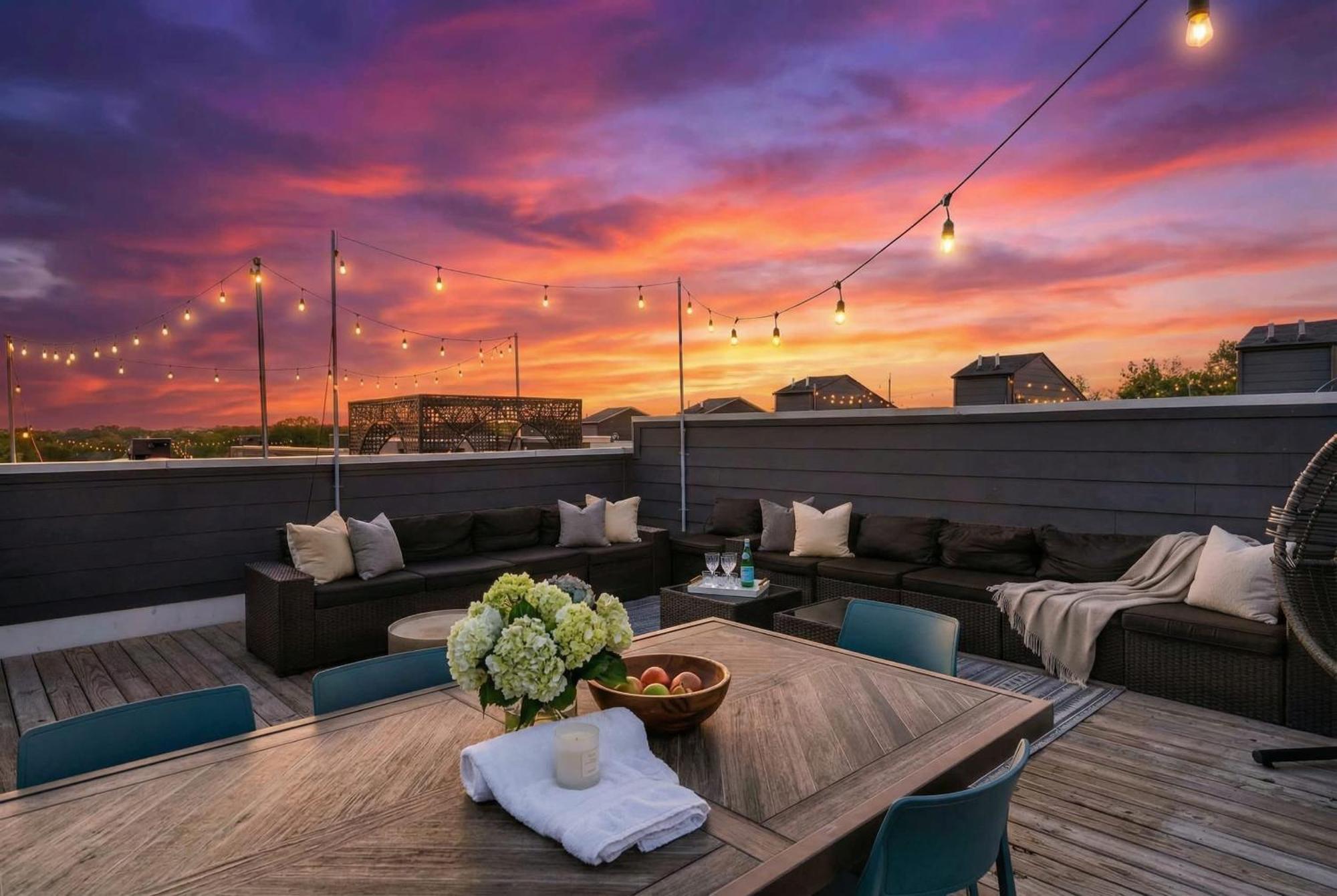 Rooftop Deck 2 Car Garage Near Downtown Holiday home Nashville