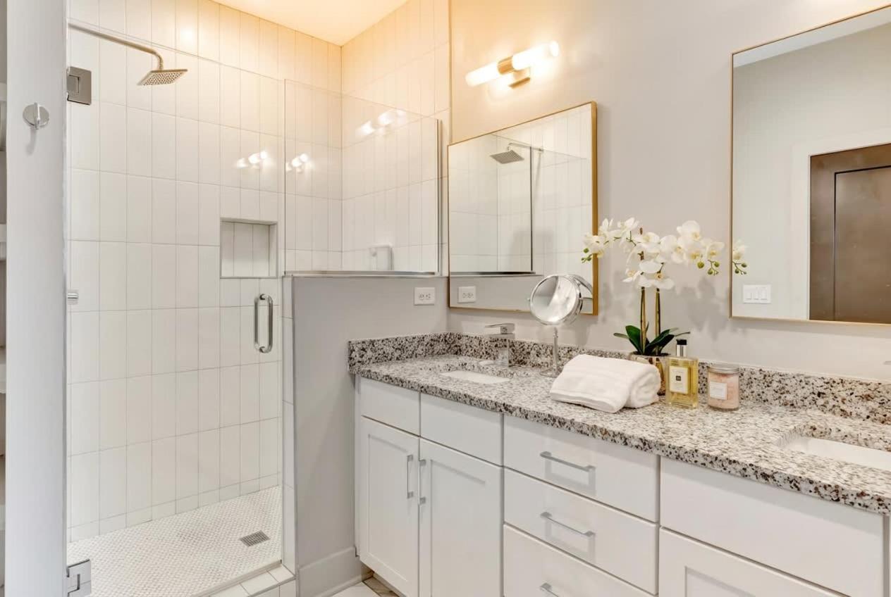 Rooftop Deck 2 Car Garage Near Downtown Holiday home *