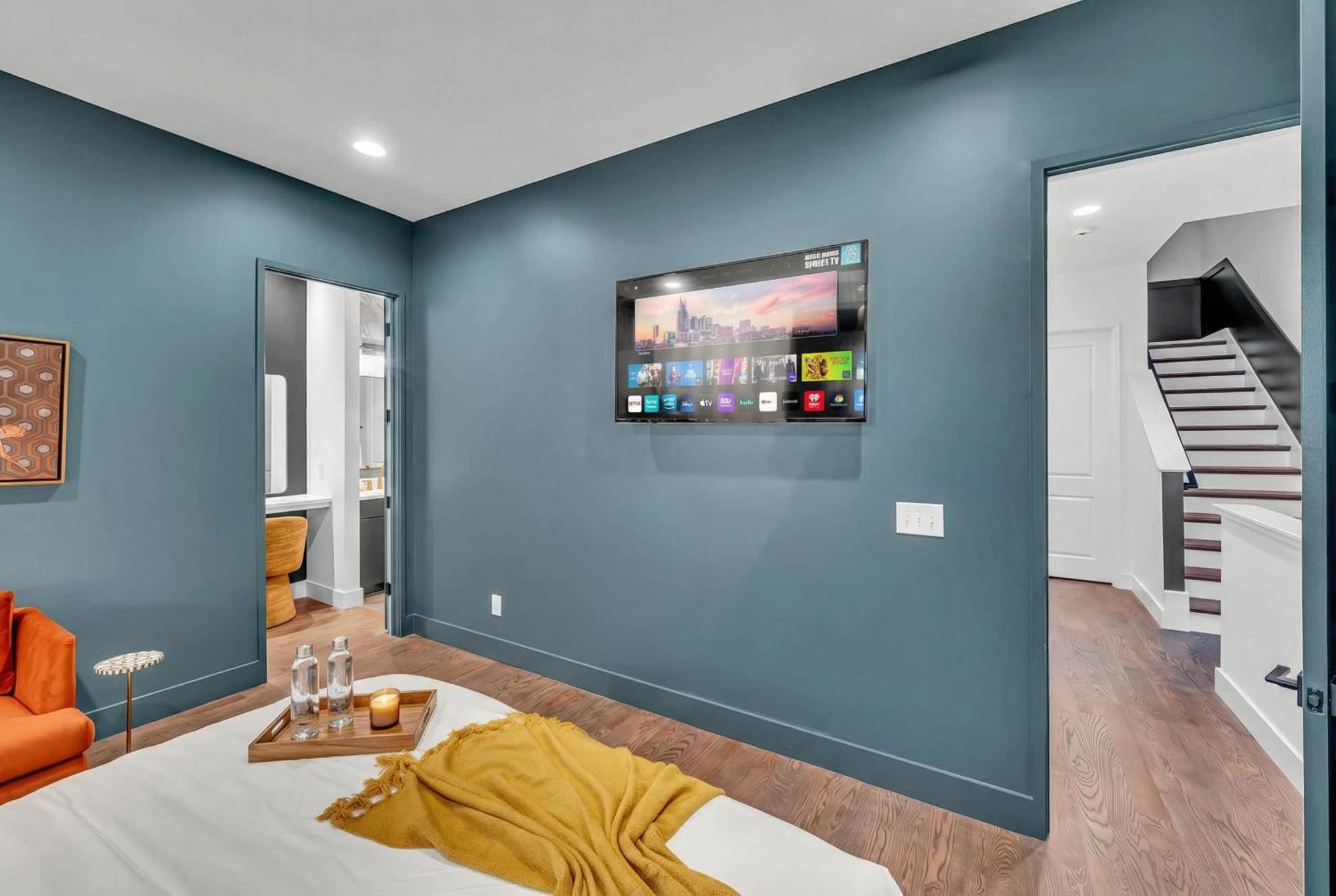 Disco Themed Hot Tub & Rooftop Decks In Holiday home