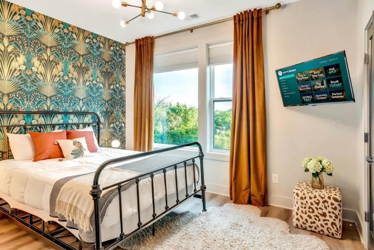 Rooftop Deck 2 Car Garage Near Downtown Holiday home *