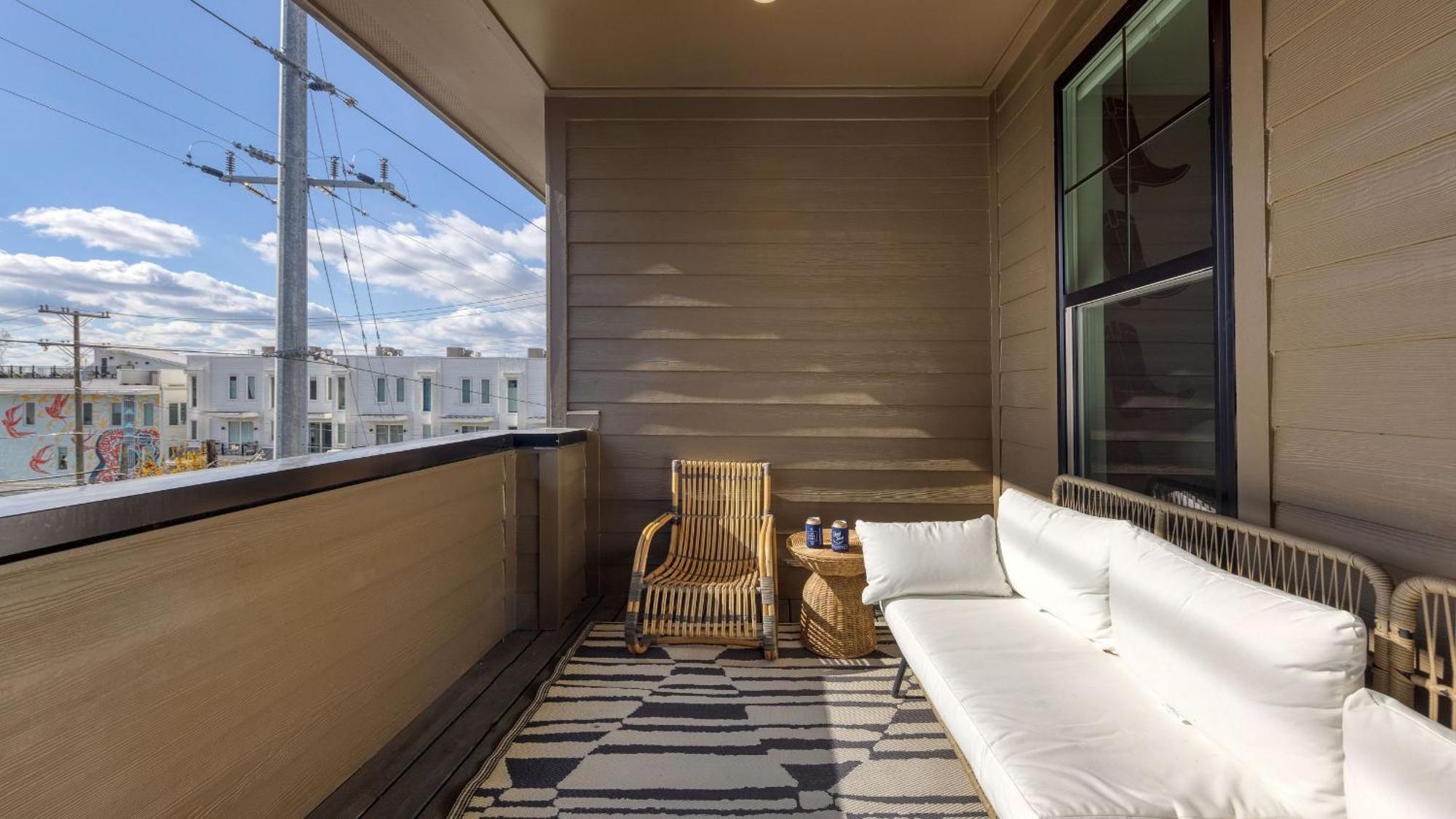 Holiday home Minutes To Broadway Chic Newly Built 4bdr W Balcony 98 Degrees By Avantstay *