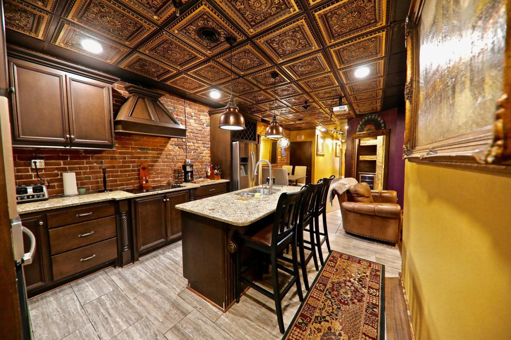 Broadway 4br 2bth 2500sf Art Gallery And Steam Holiday home *