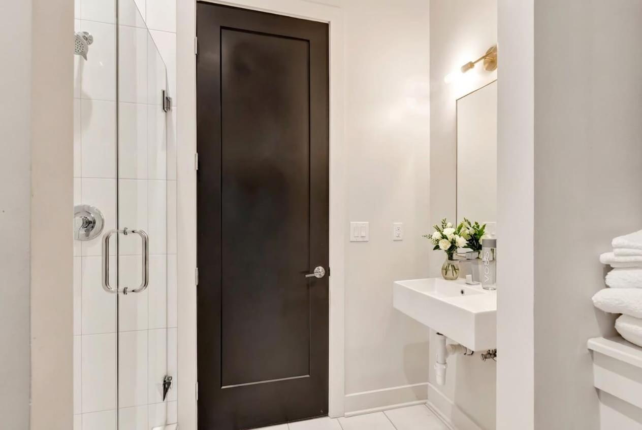 Rooftop Deck 2 Car Garage Near Downtown Holiday home