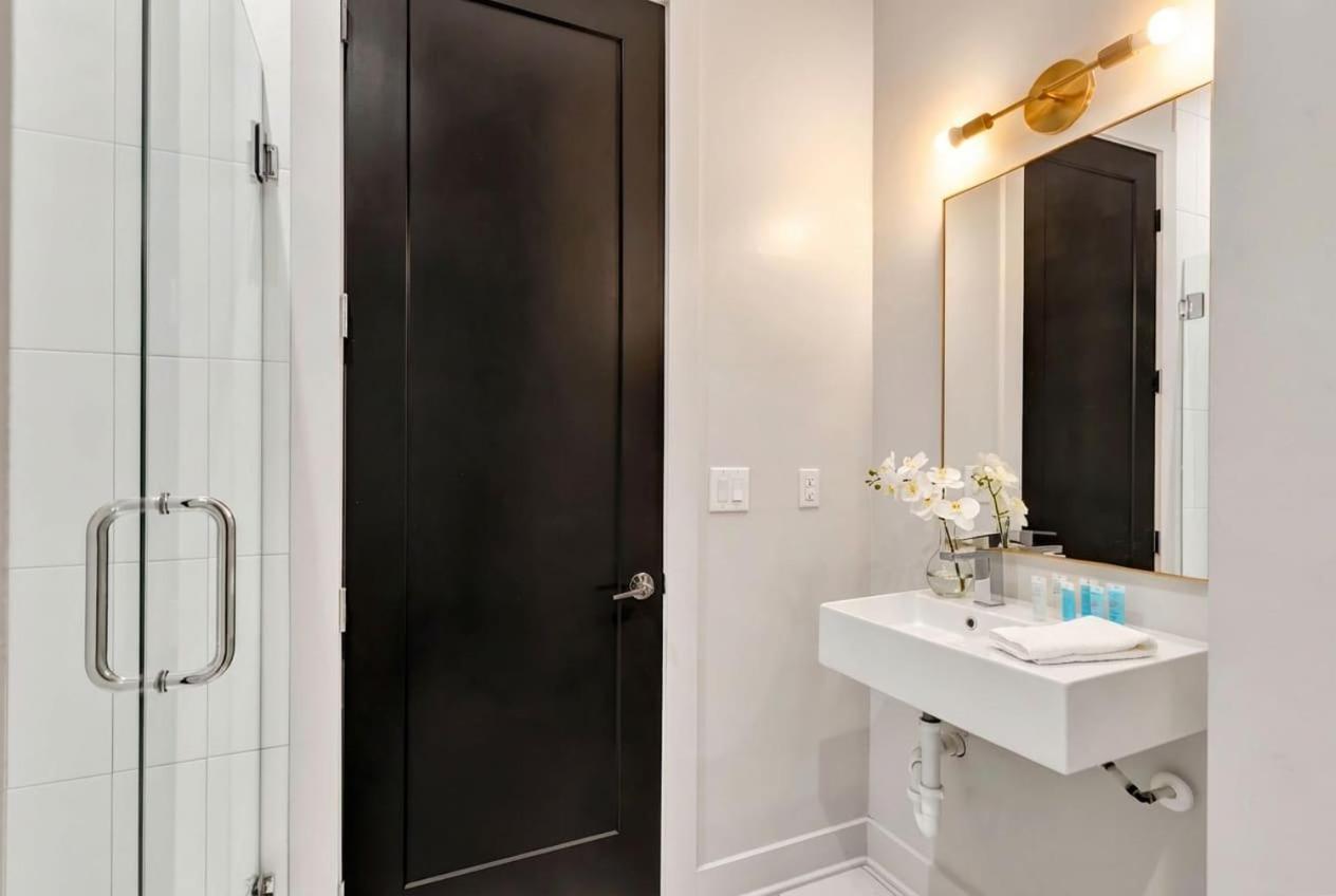 Rooftop Deck 2 Car Garage Near Downtown