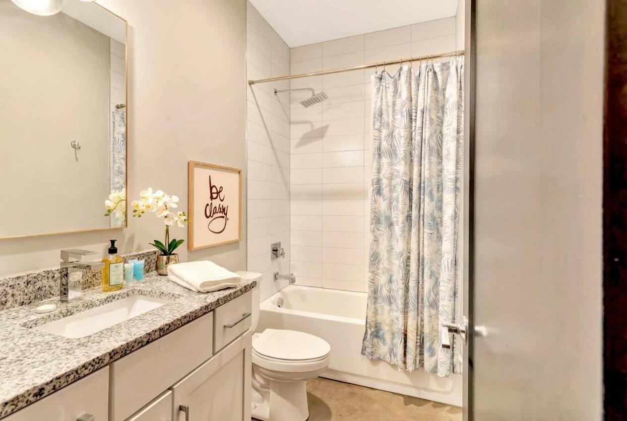 Holiday home Rooftop Deck 2 Car Garage Near Downtown