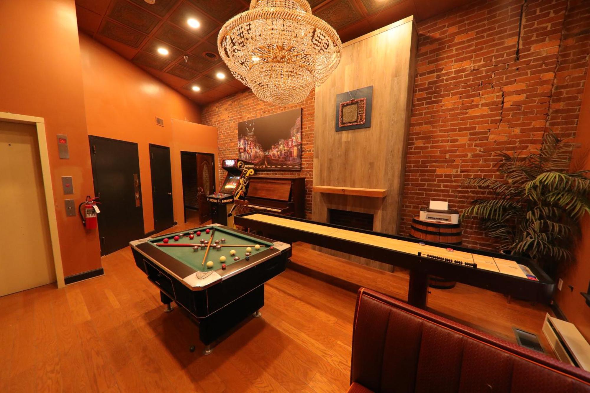 Broadway 4br 2bth 2500sf Art Gallery And Steam * Nashville