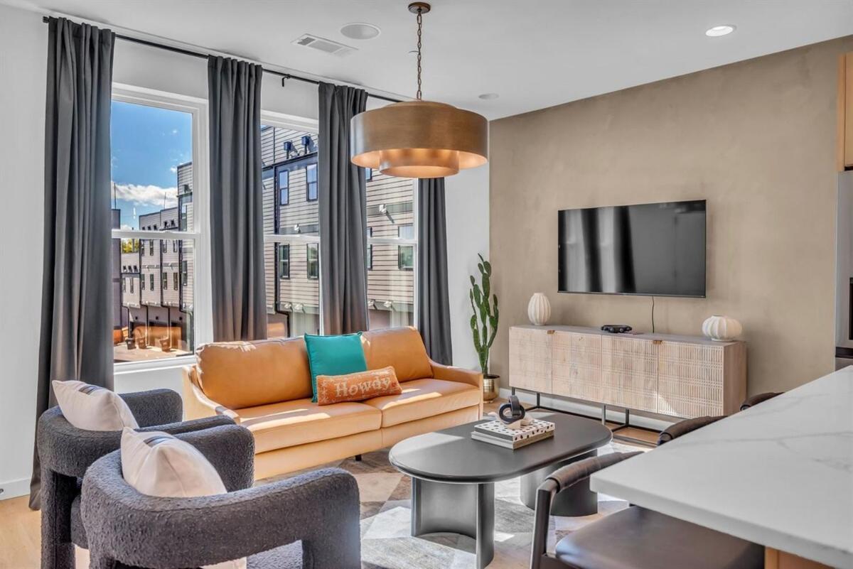 Holiday home Stylish 5br Retreat W Rooftop Hot Tub *