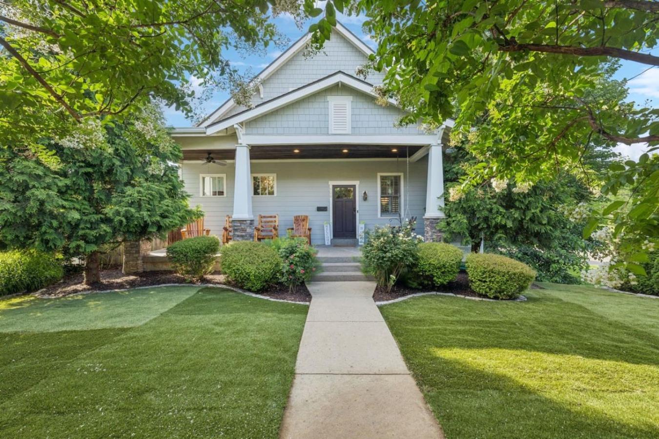 Walk To 12 South And Restaurants With Garage And Golf Simulator