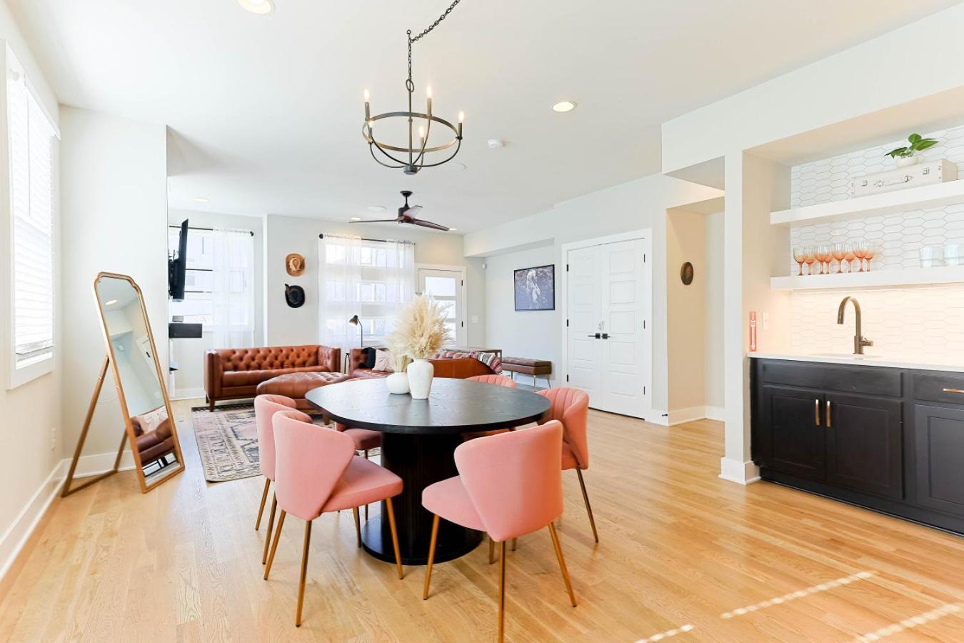 Bachelorette Pad Stage And Neon Vibe * Nashville