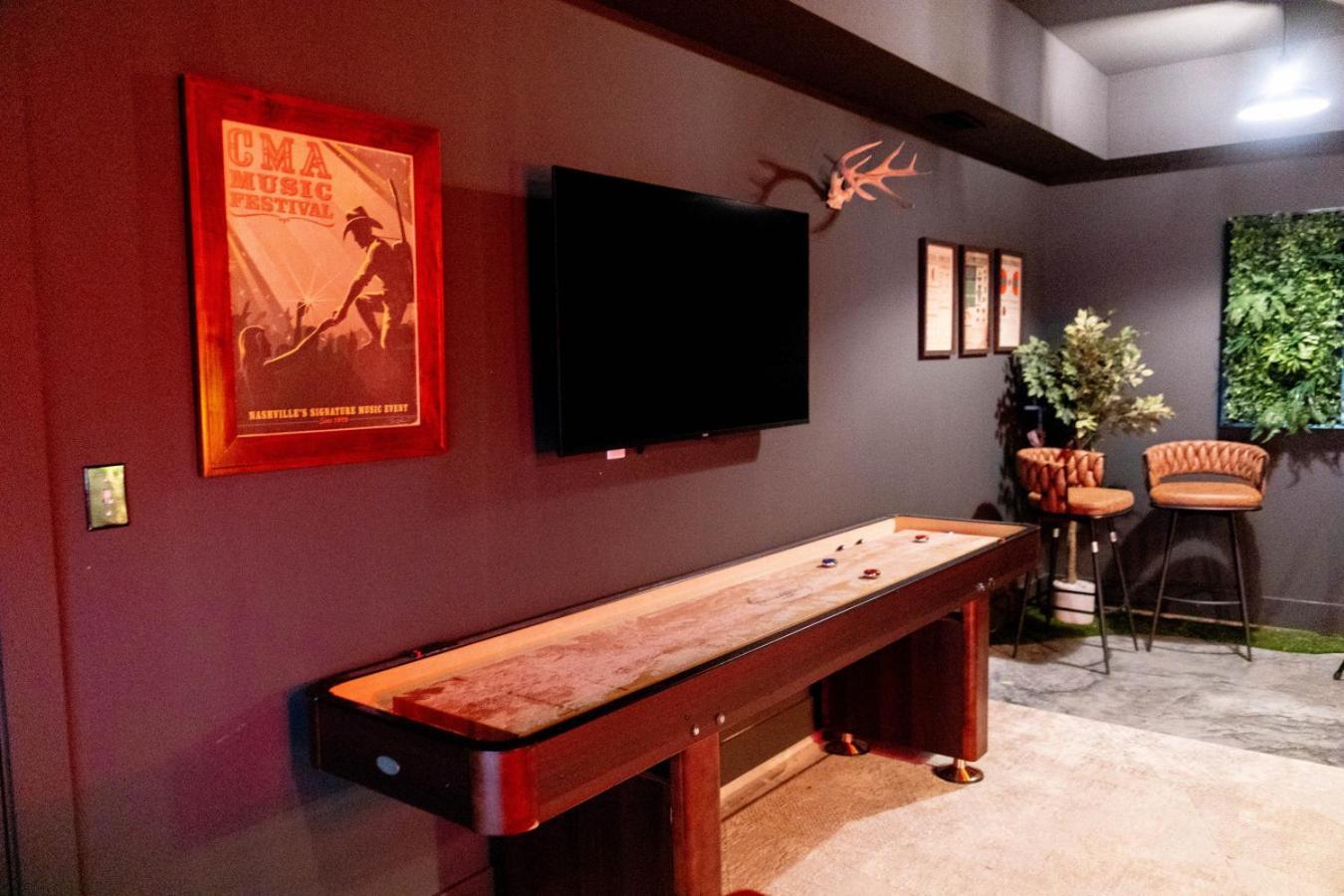 Luxury Near Downtown With Speakeasy And Games *