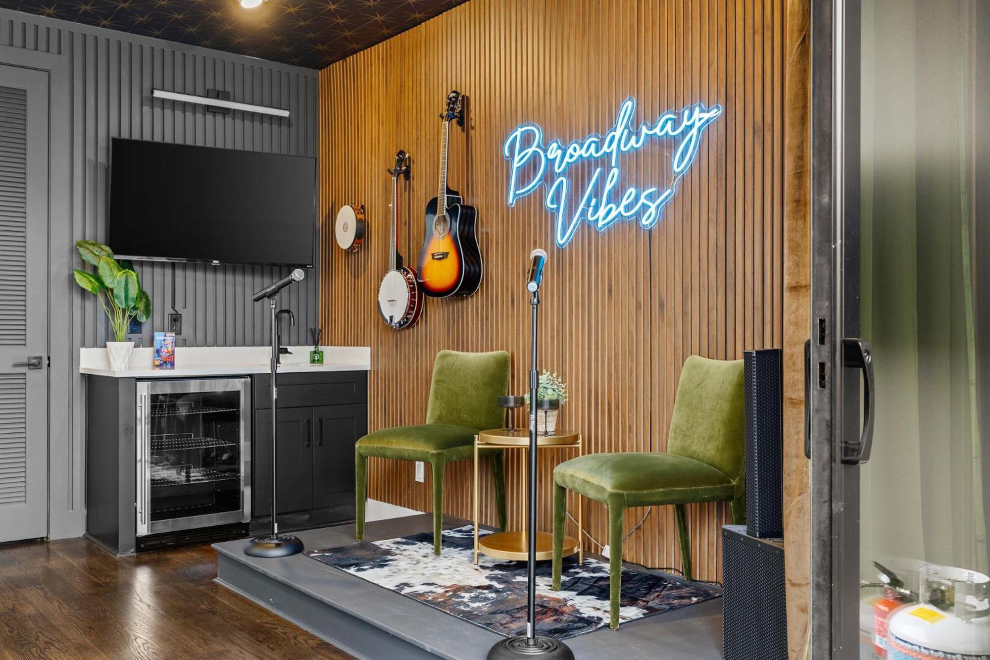 Holiday home 2 Side By Side Units Roof Decks Karaoke Murals